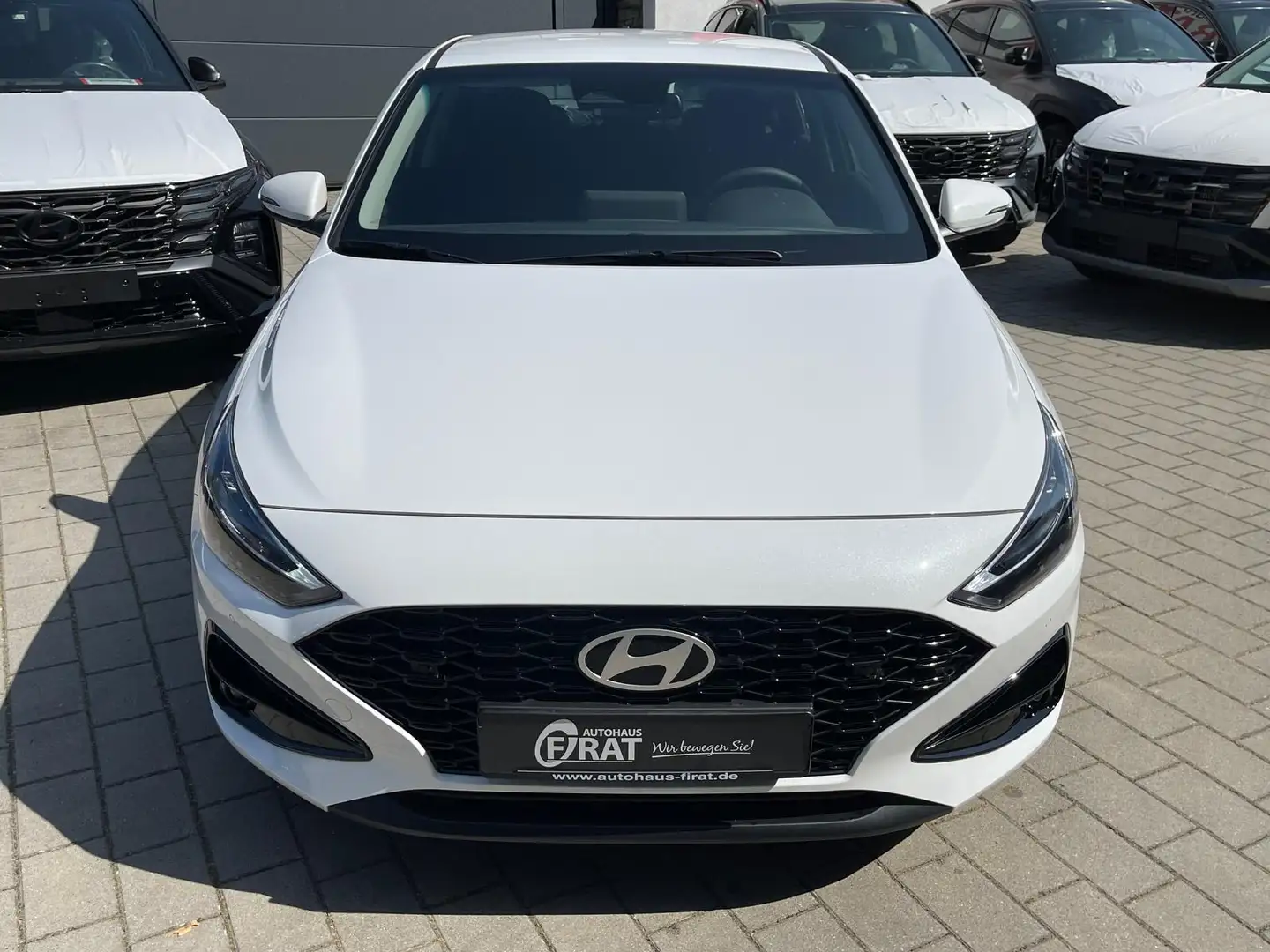 Hyundai i30 1,5 T-GDi FastBack PDC/R-Kamera/Navi/Digital Tacho Weiß - 2