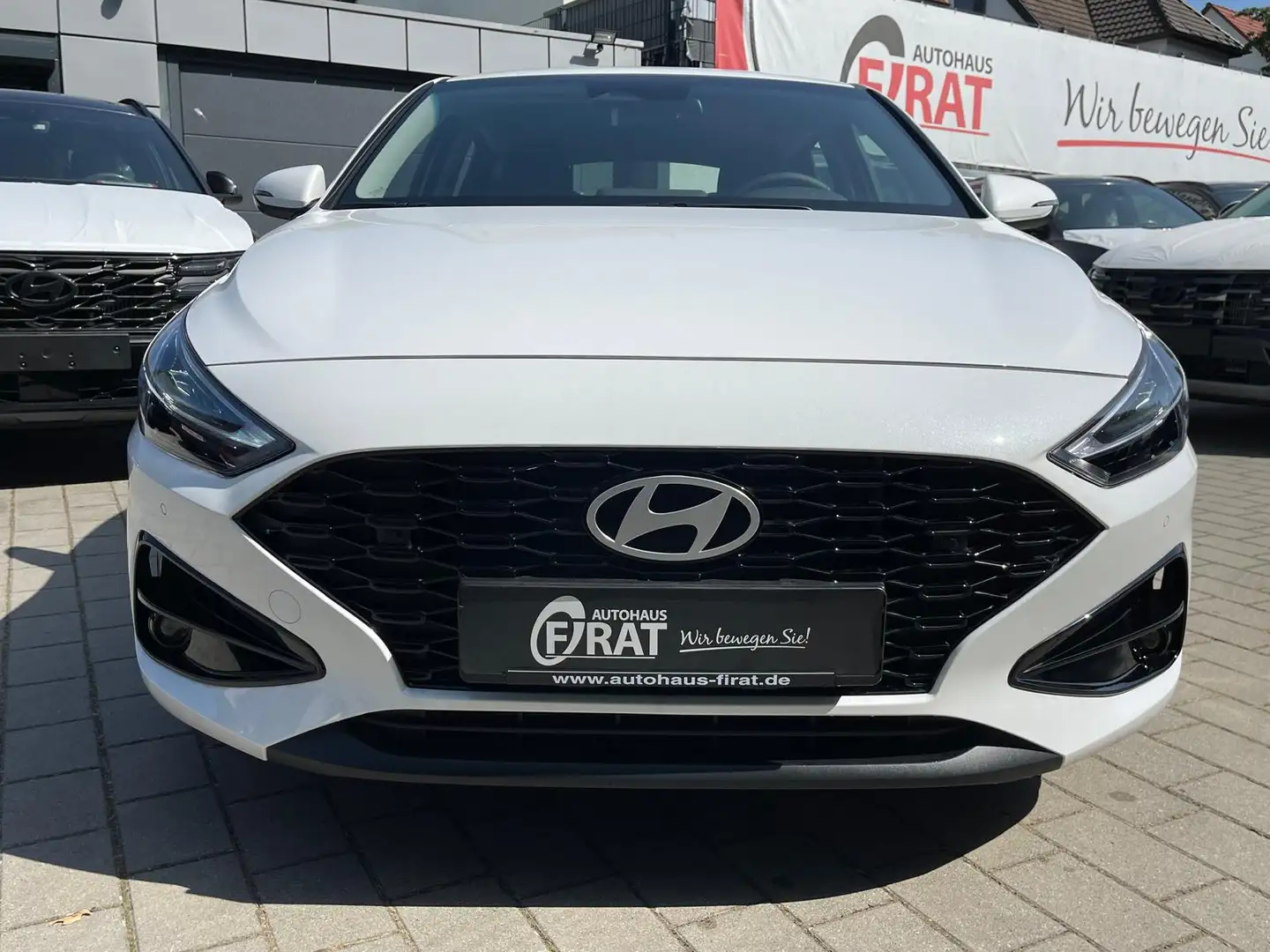 Hyundai i30 1,5 T-GDi FastBack PDC/R-Kamera/Navi/Digital Tacho Weiß - 1