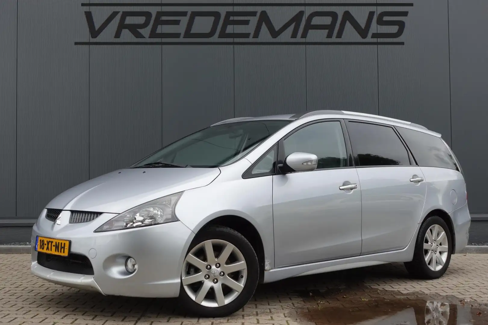 Mitsubishi Grandis 2.4-16V InSport 7-PERS Gris - 1