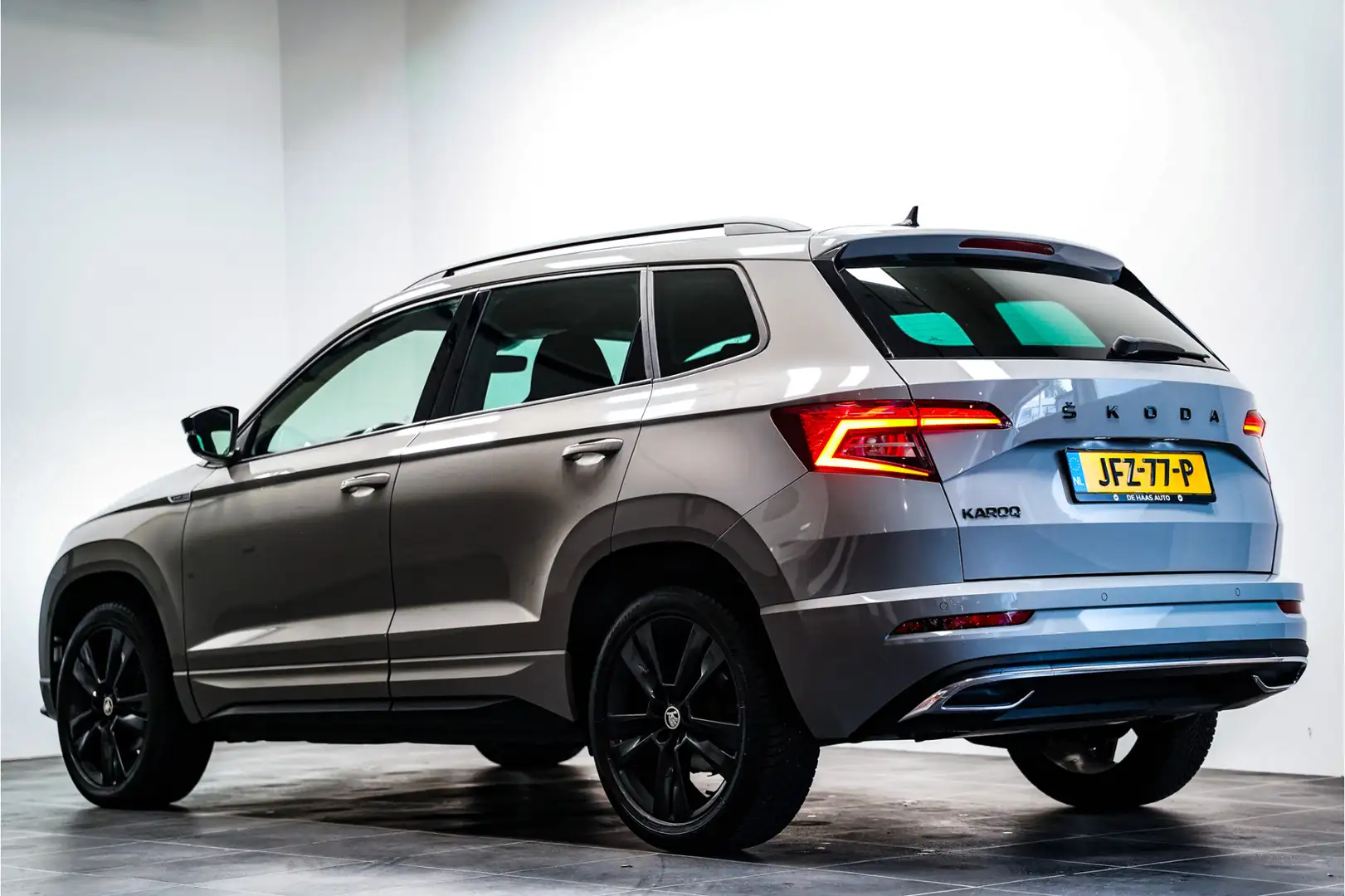 Skoda Karoq 1.5 TSI Sportline|Steel grey|Led|Apple car play Grijs - 2