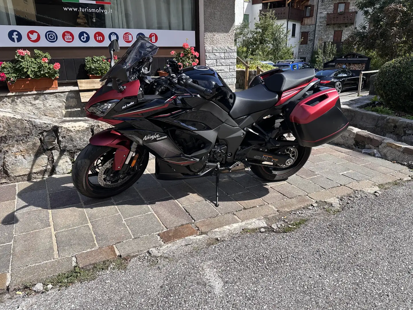 Kawasaki Ninja 1000SX Sport Tourer - 1