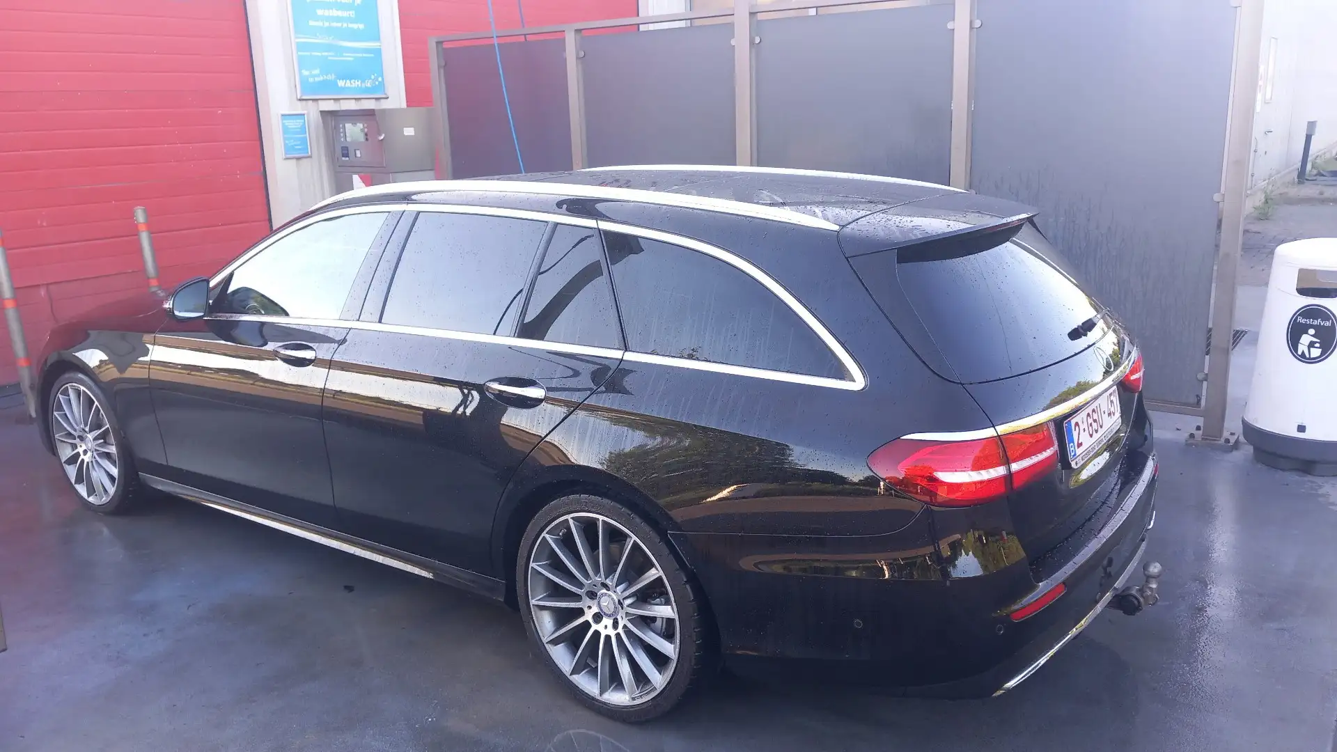 Mercedes-Benz E 220 d 4Matic T 9G-TRONIC AMG Line Zwart - 2
