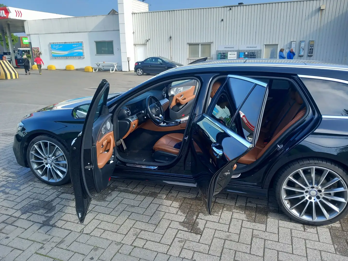 Mercedes-Benz E 220 d 4Matic T 9G-TRONIC AMG Line Zwart - 1