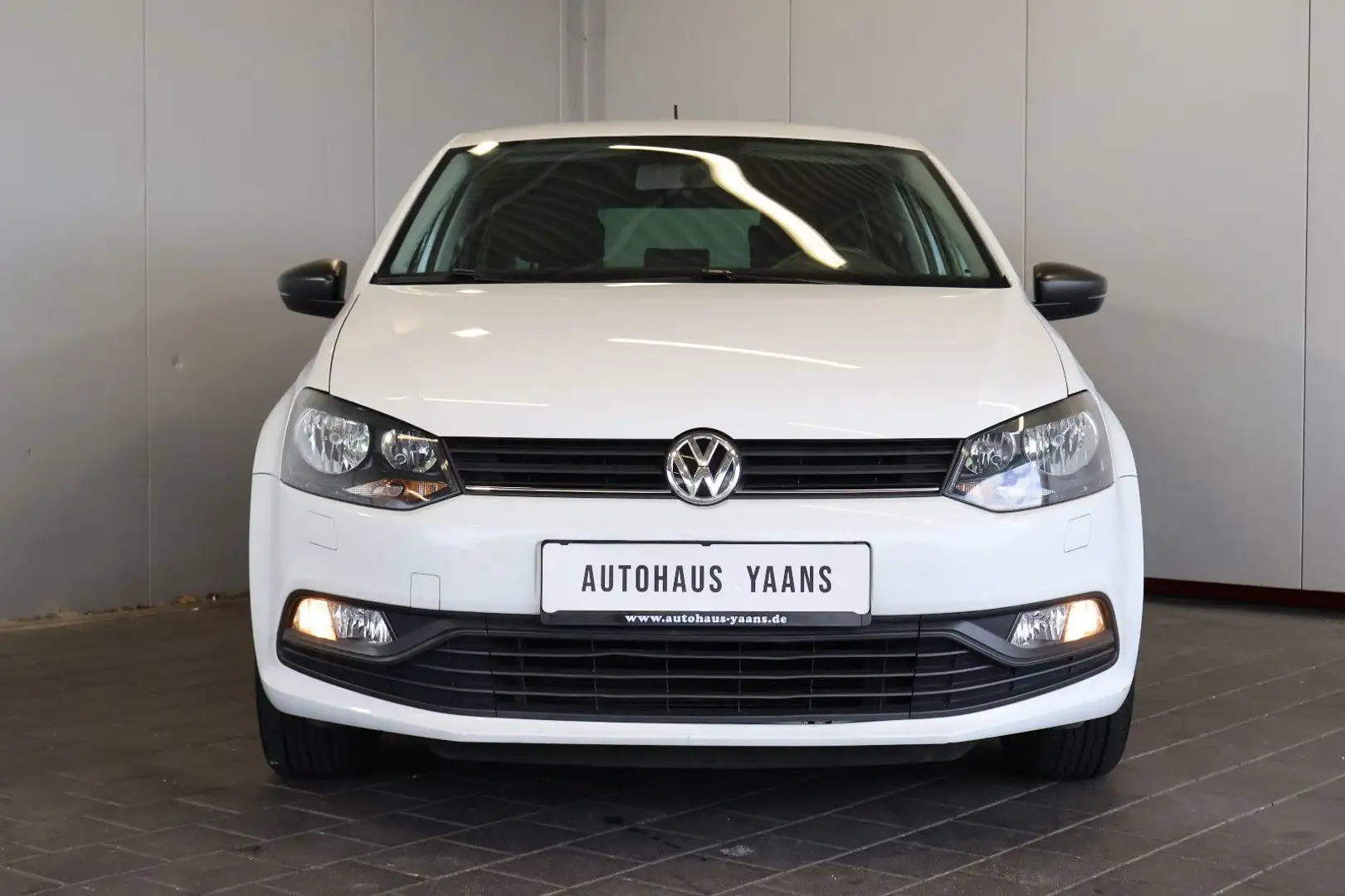Volkswagen Polo V 1.0 SITZHZG.+ALLWETTER+KLIMAAUT.+ISOFIX Schwarz - 2