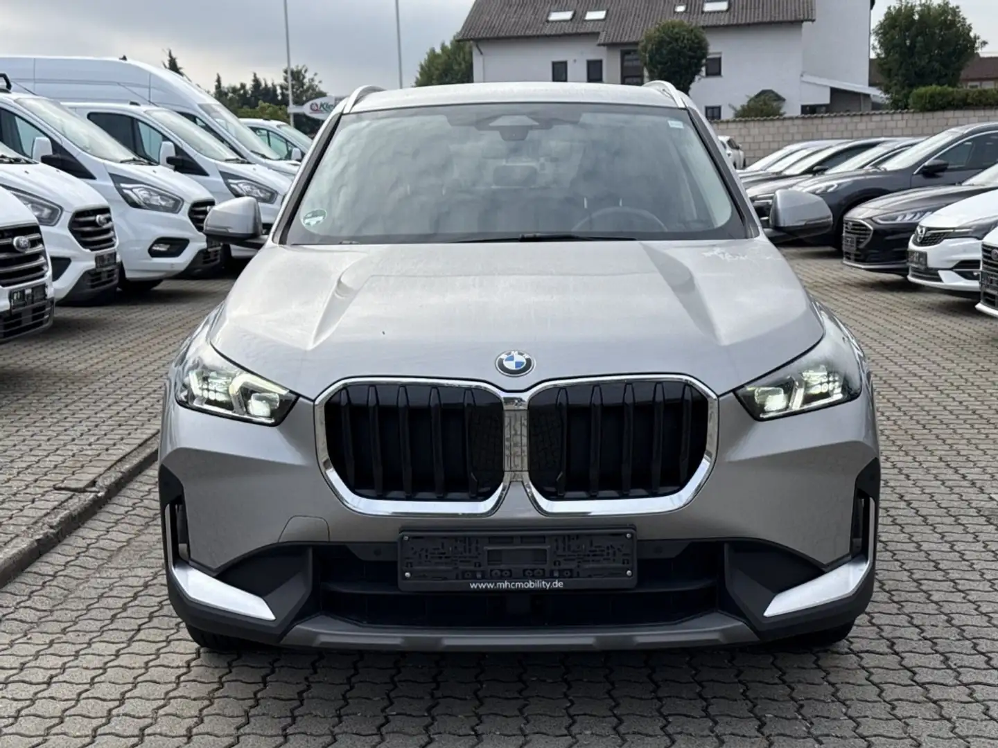 BMW X1 20dxA +NAVI+SPORTSITZ+LED+SHZ+LHZ+CAM+FLA+ Silber - 2