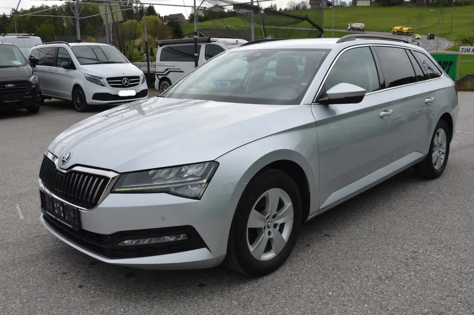 Skoda Superb Superb Kombi 2,0 TDI DSG LED AHV VIRTUAL 1.BESITZ Silber - 2