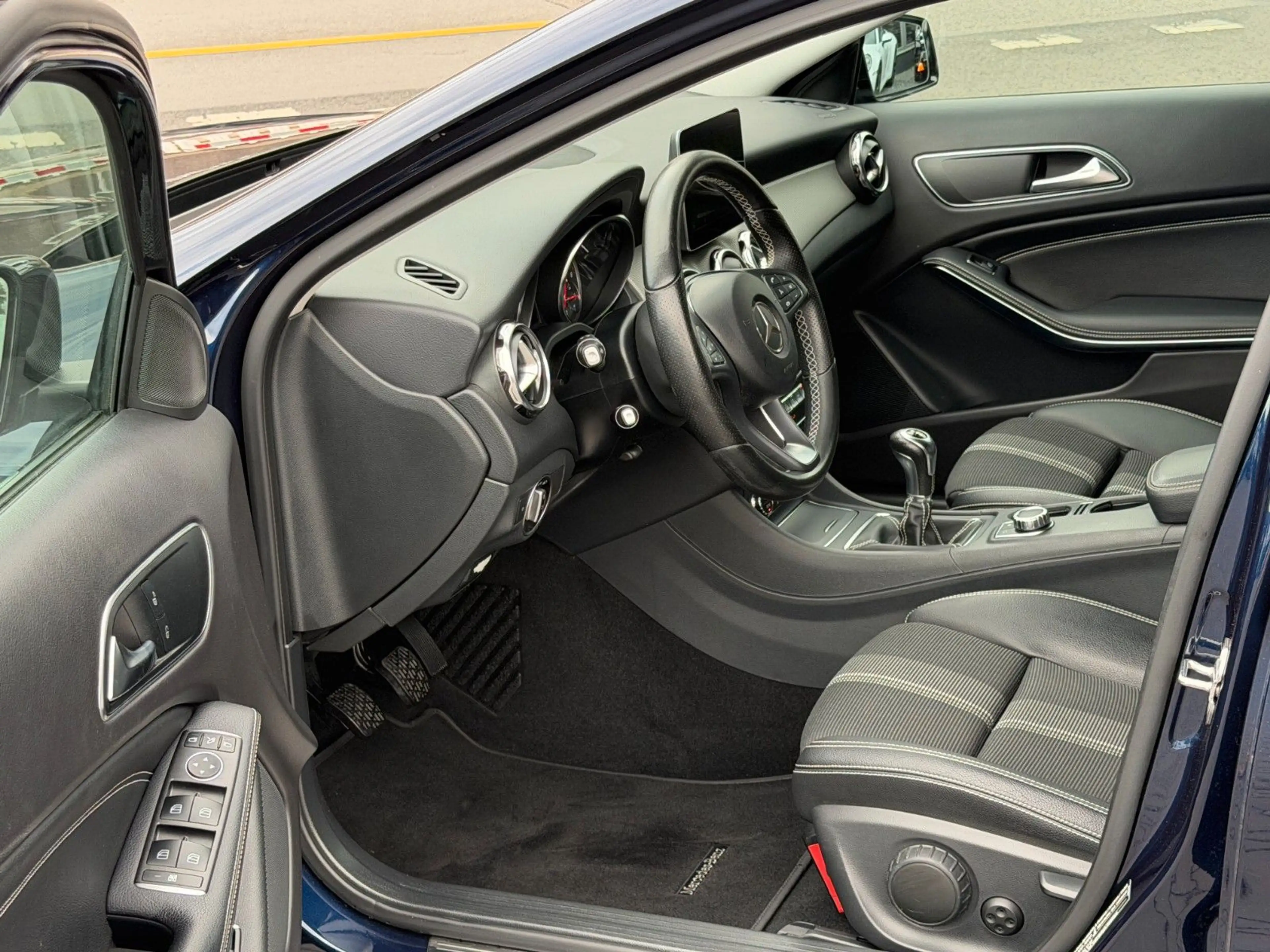 Mercedes-Benz GLA 180 1 Hand - LED- Teilleder - Navi /// — photo 12