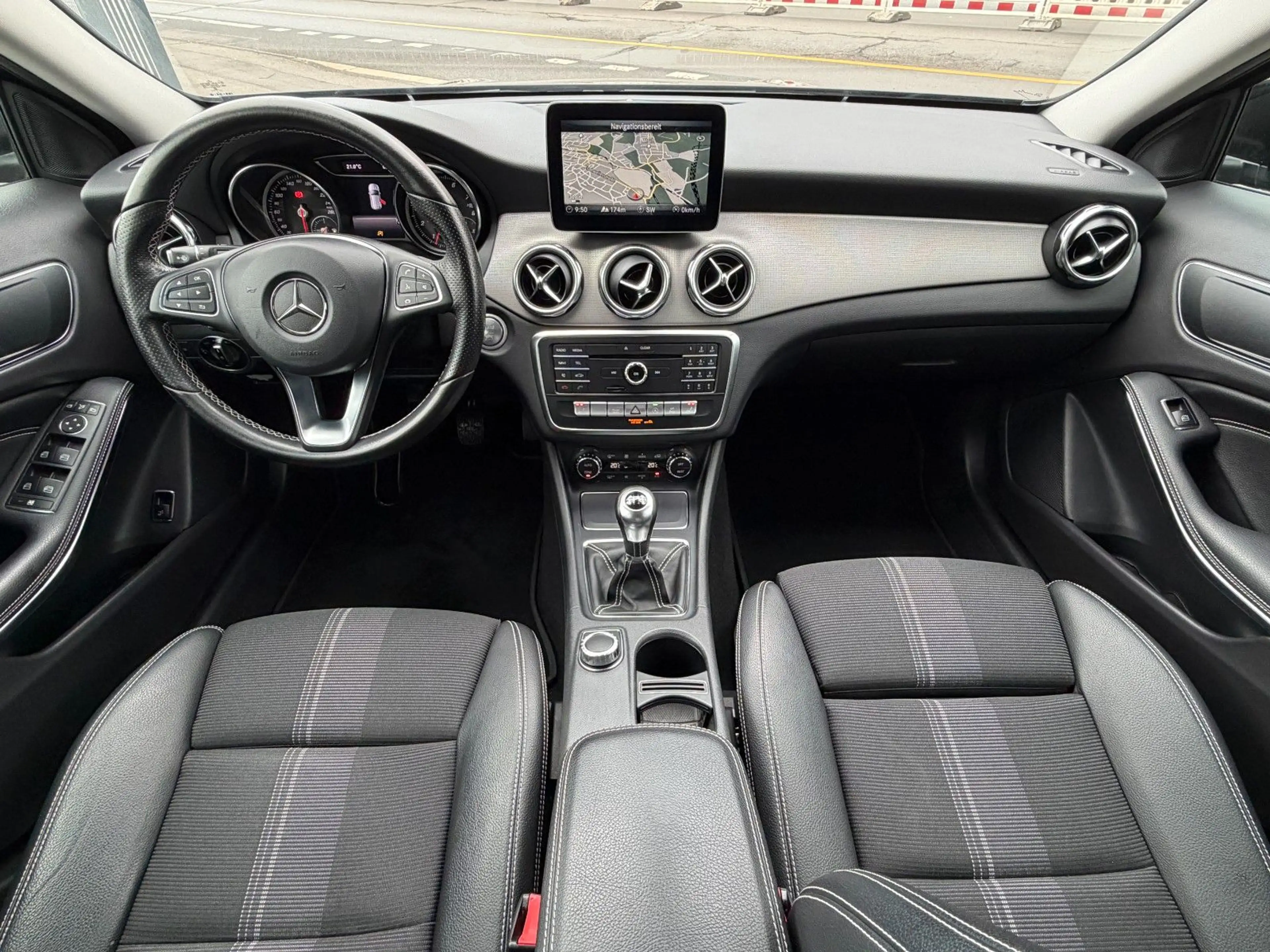 Mercedes-Benz GLA 180 1 Hand - LED- Teilleder - Navi /// — photo 13