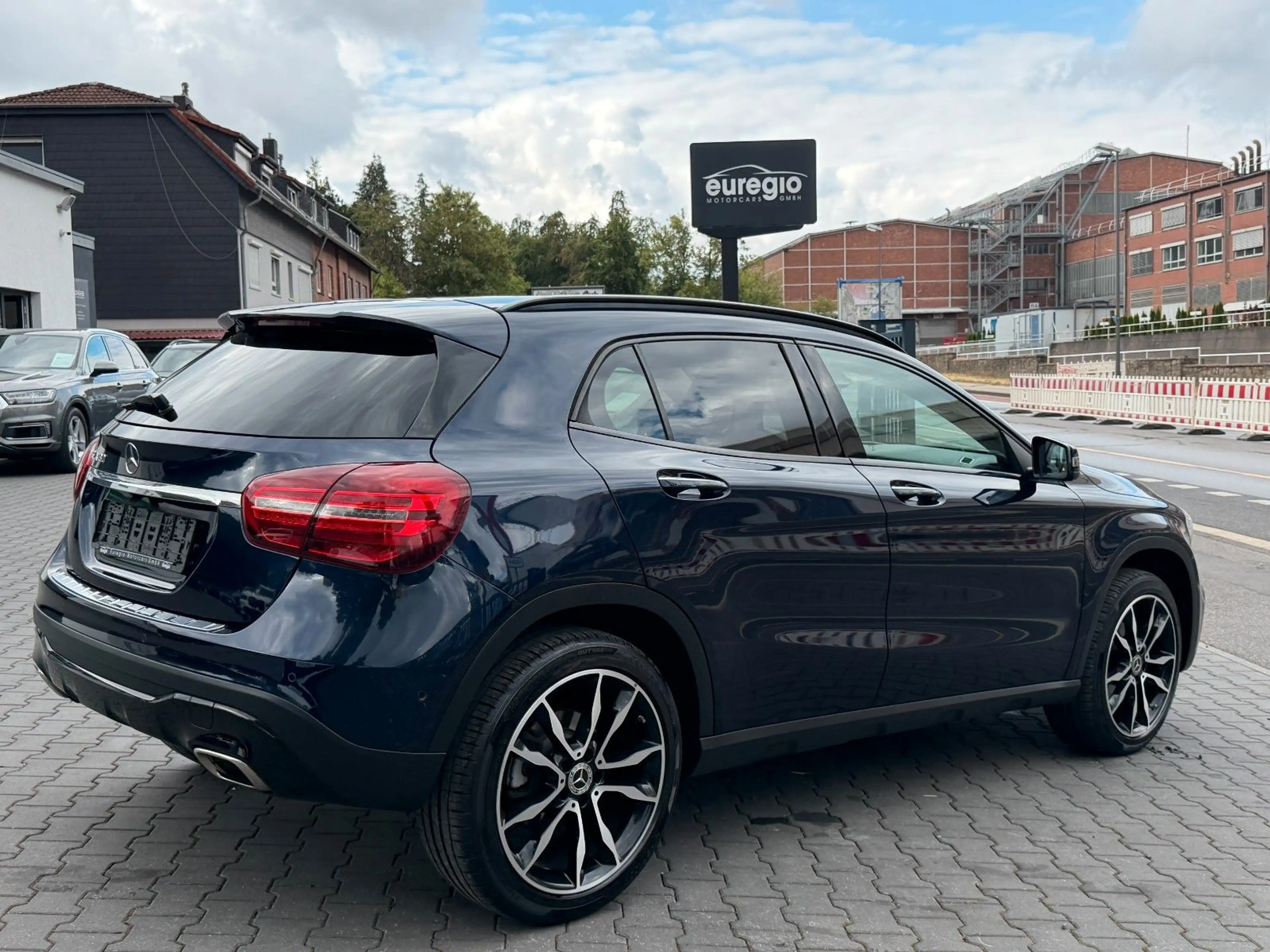 Mercedes-Benz GLA 180 1 Hand - LED- Teilleder - Navi /// — photo 11