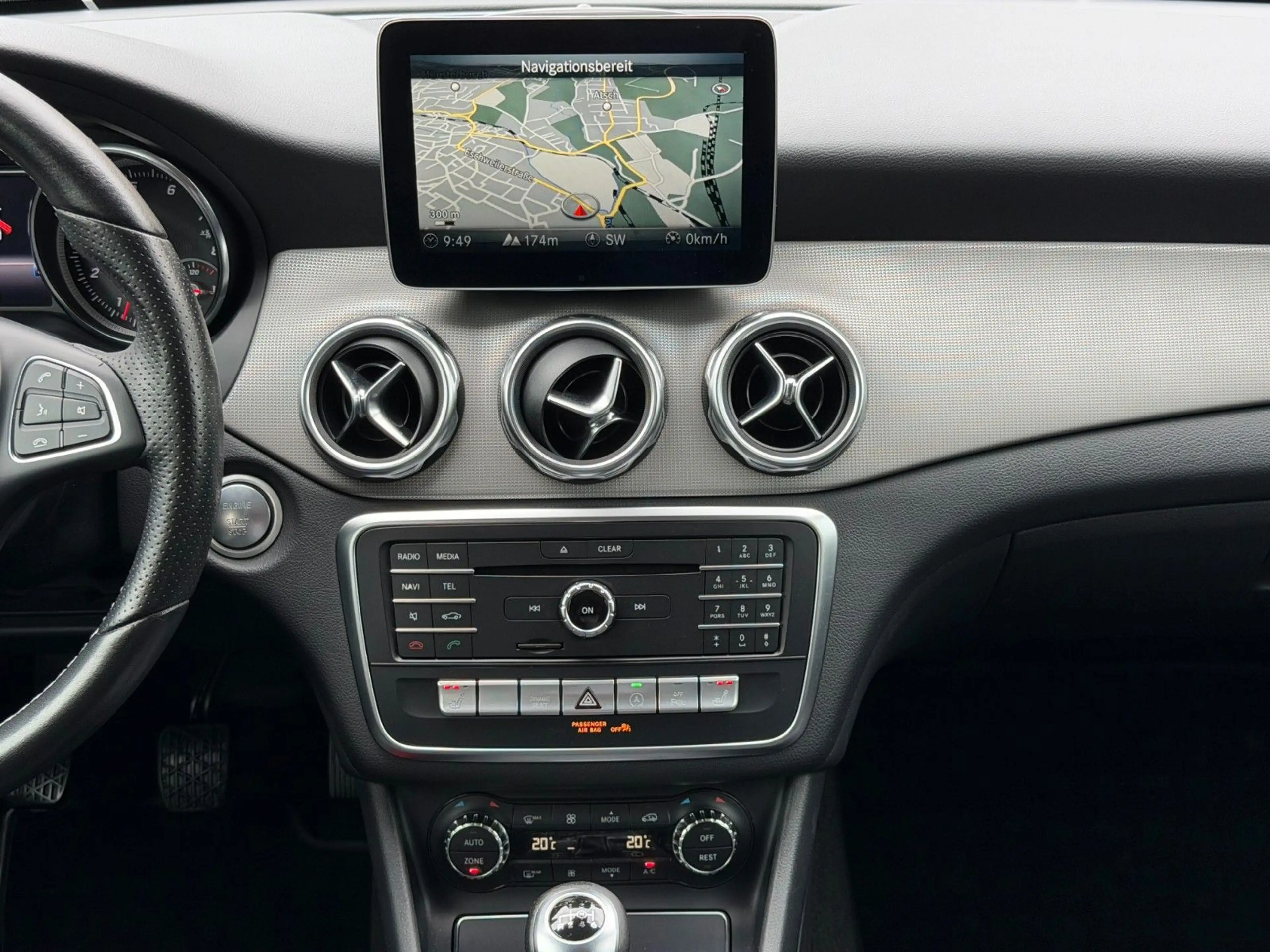 Mercedes-Benz GLA 180 1 Hand - LED- Teilleder - Navi /// — photo 14