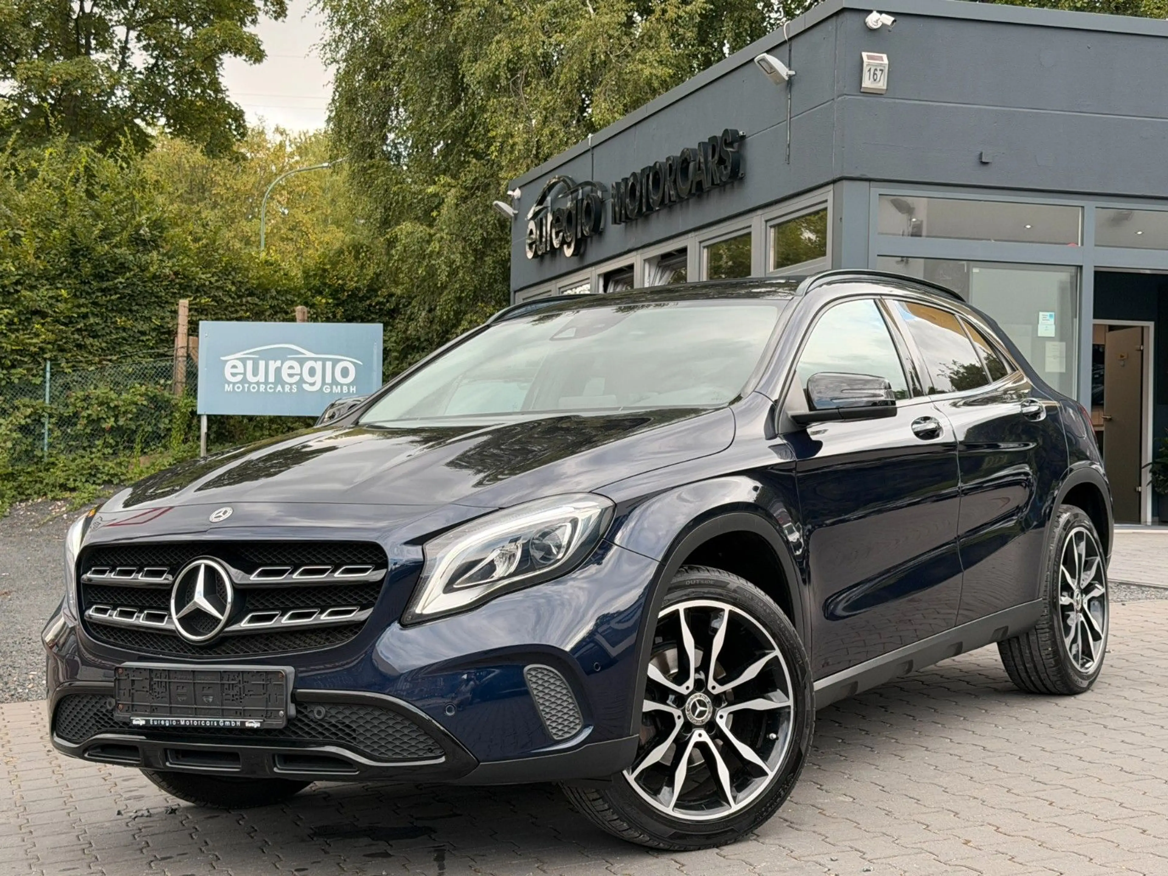 Mercedes-Benz GLA 180 1 Hand - LED- Teilleder - Navi ///