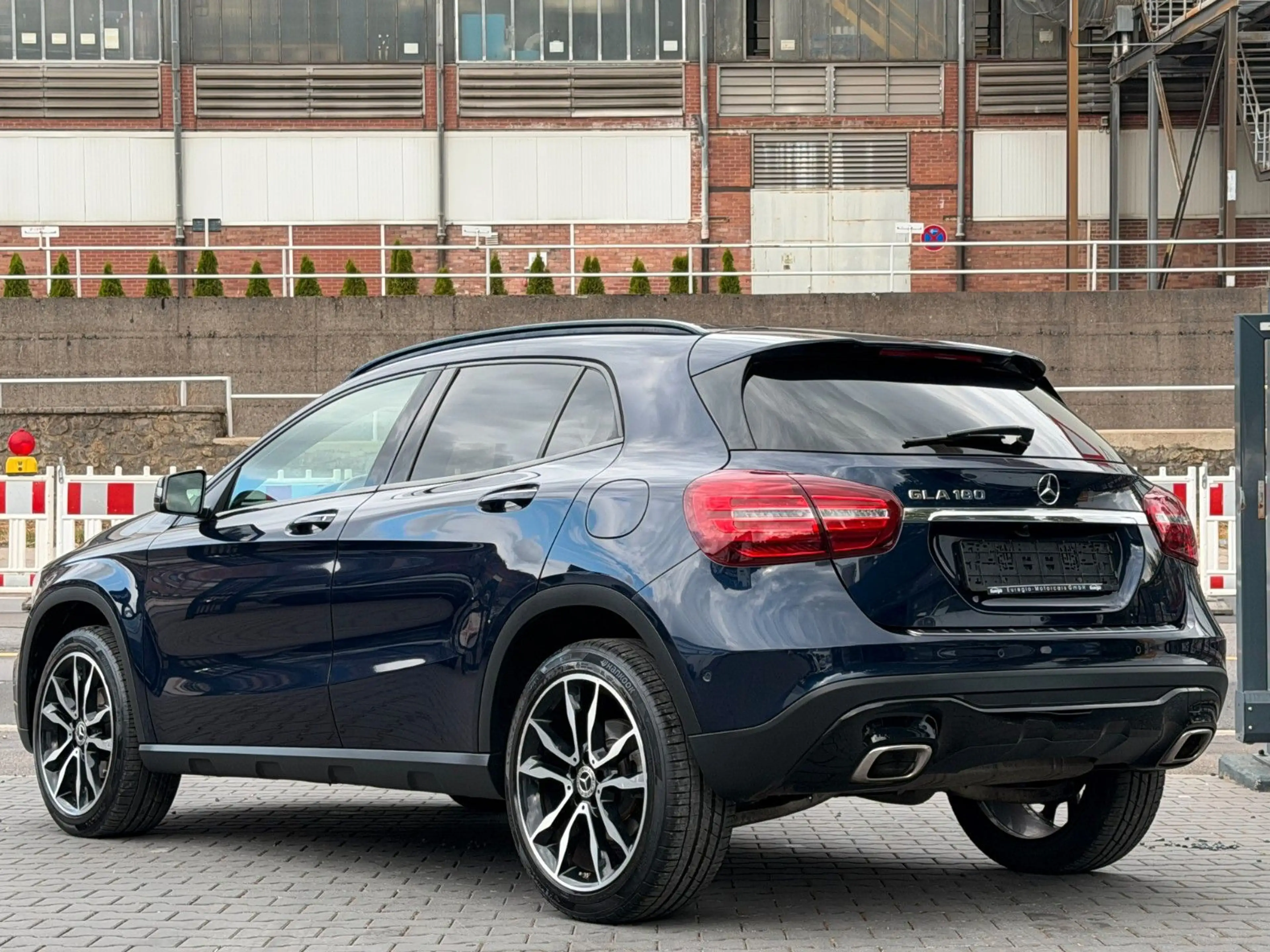 Mercedes-Benz GLA 180 1 Hand - LED- Teilleder - Navi /// — photo 8