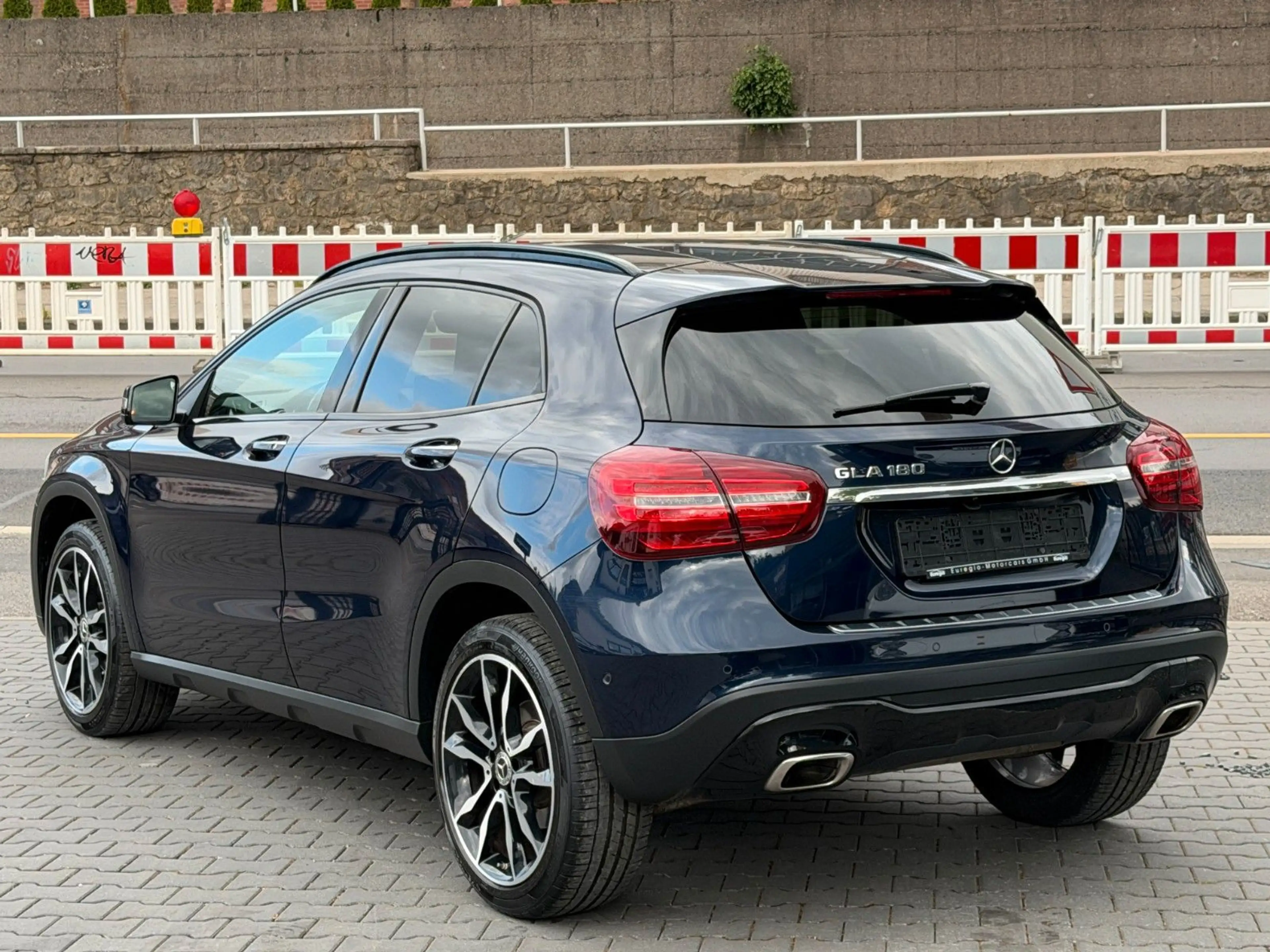 Mercedes-Benz GLA 180 1 Hand - LED- Teilleder - Navi /// — photo 9