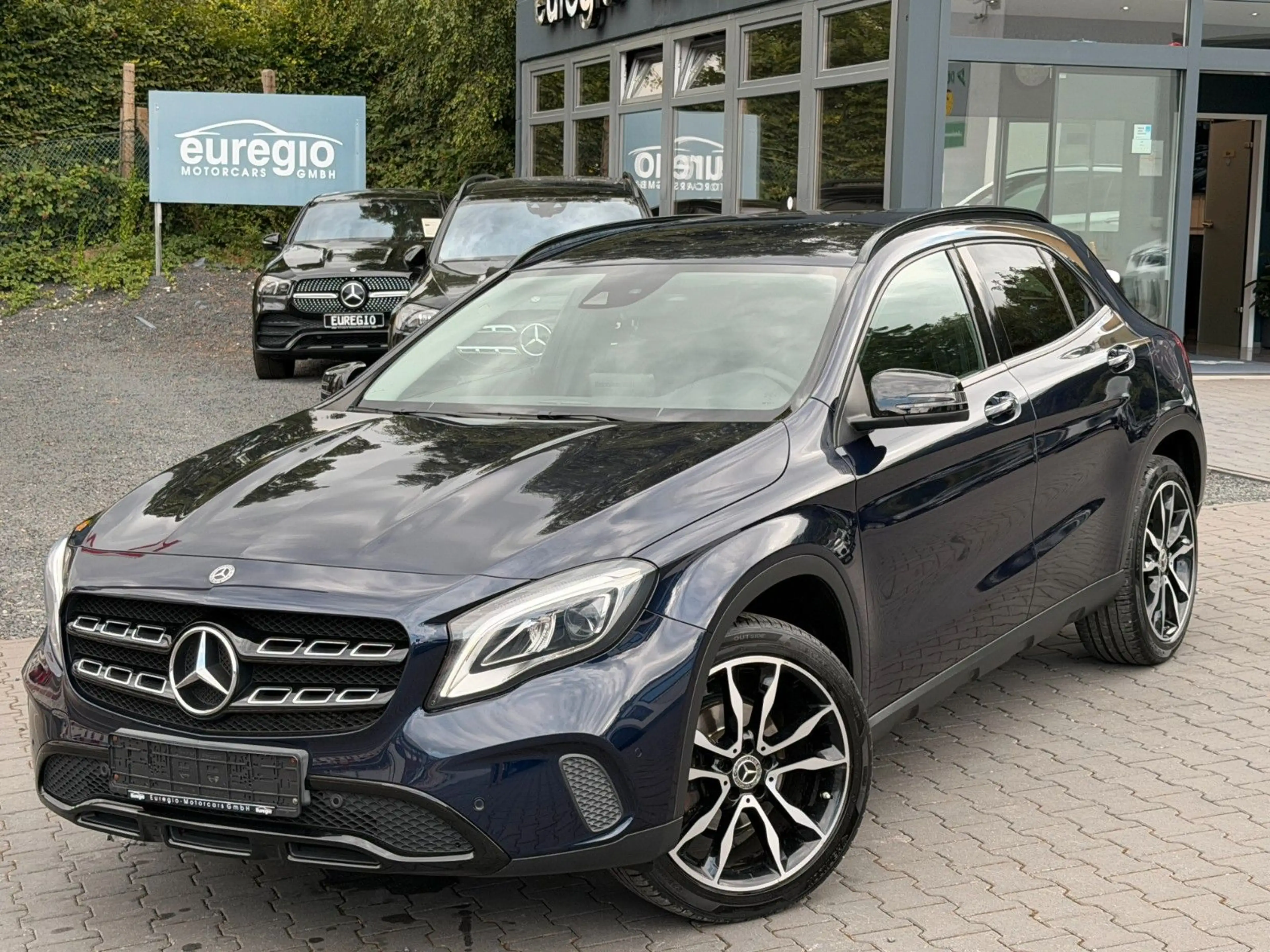 Mercedes-Benz GLA 180 1 Hand - LED- Teilleder - Navi /// — photo 2