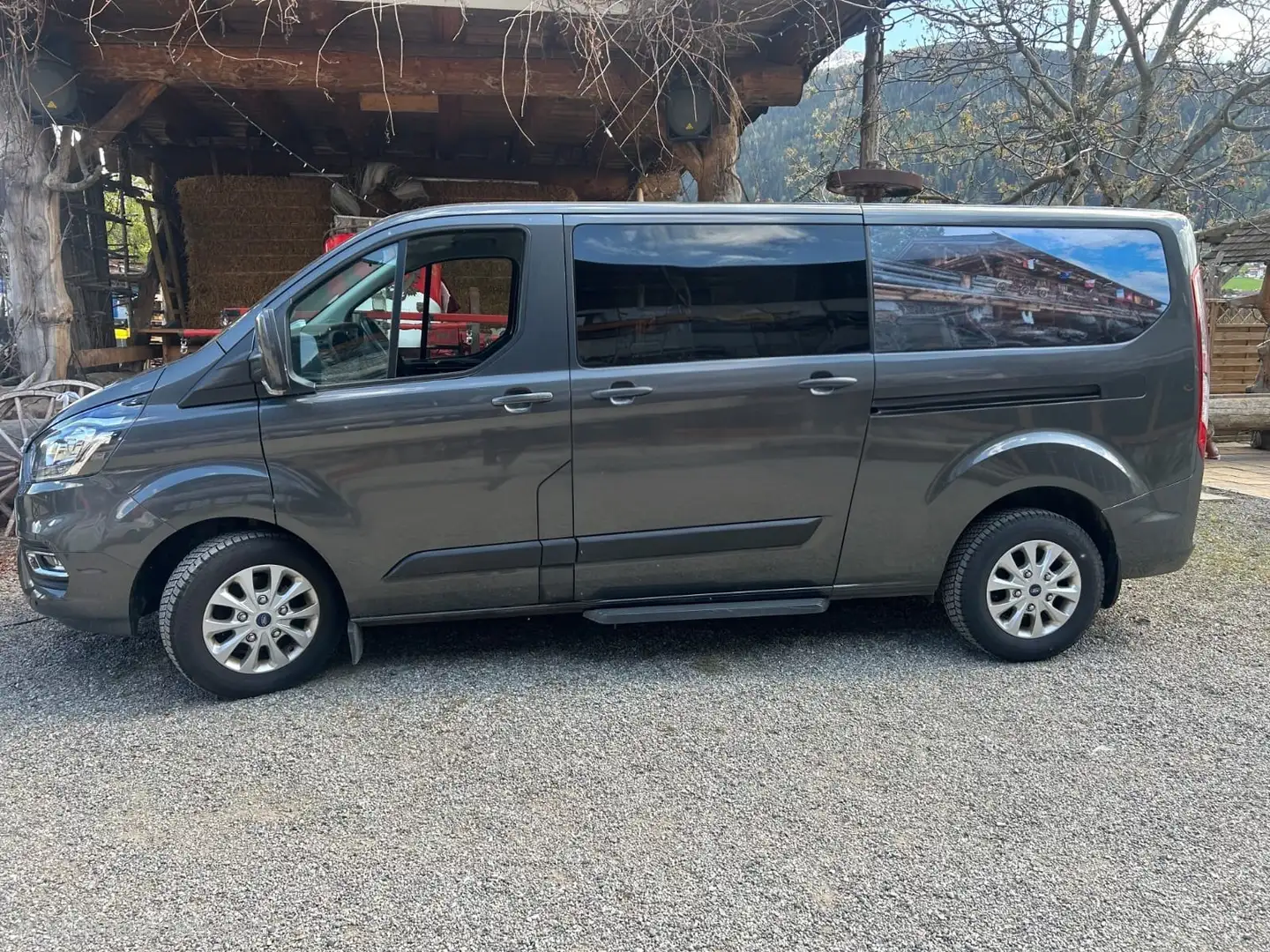 Ford Tourneo Custom L2H1 Titanium 2,0 TDCi 5-Türer, AHK Grau - 2