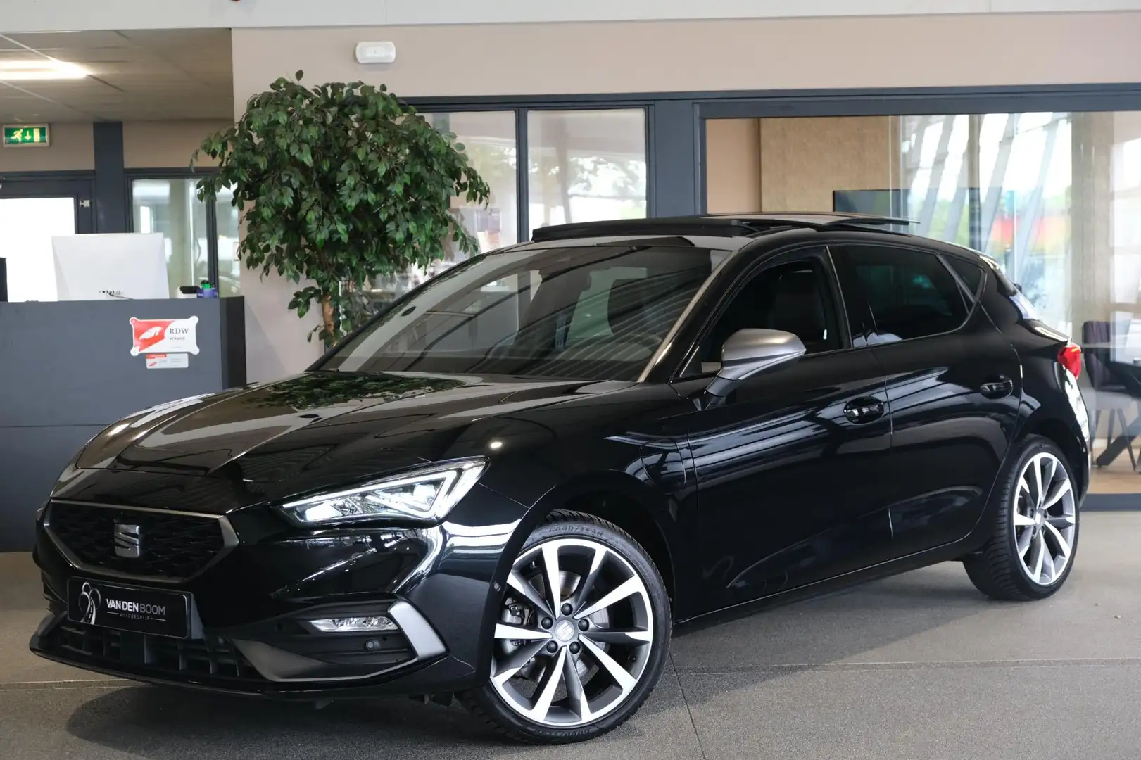 SEAT Leon 1.4 TSI eHybrid PHEV FR 204PK Navi Pano ACC CAM PD Zwart - 1