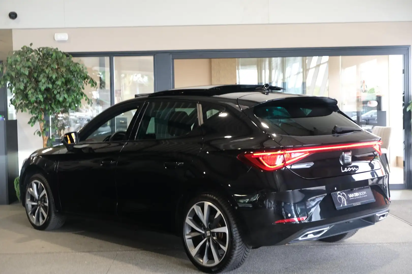 SEAT Leon 1.4 TSI eHybrid PHEV FR 204PK Navi Pano ACC CAM PD Zwart - 2
