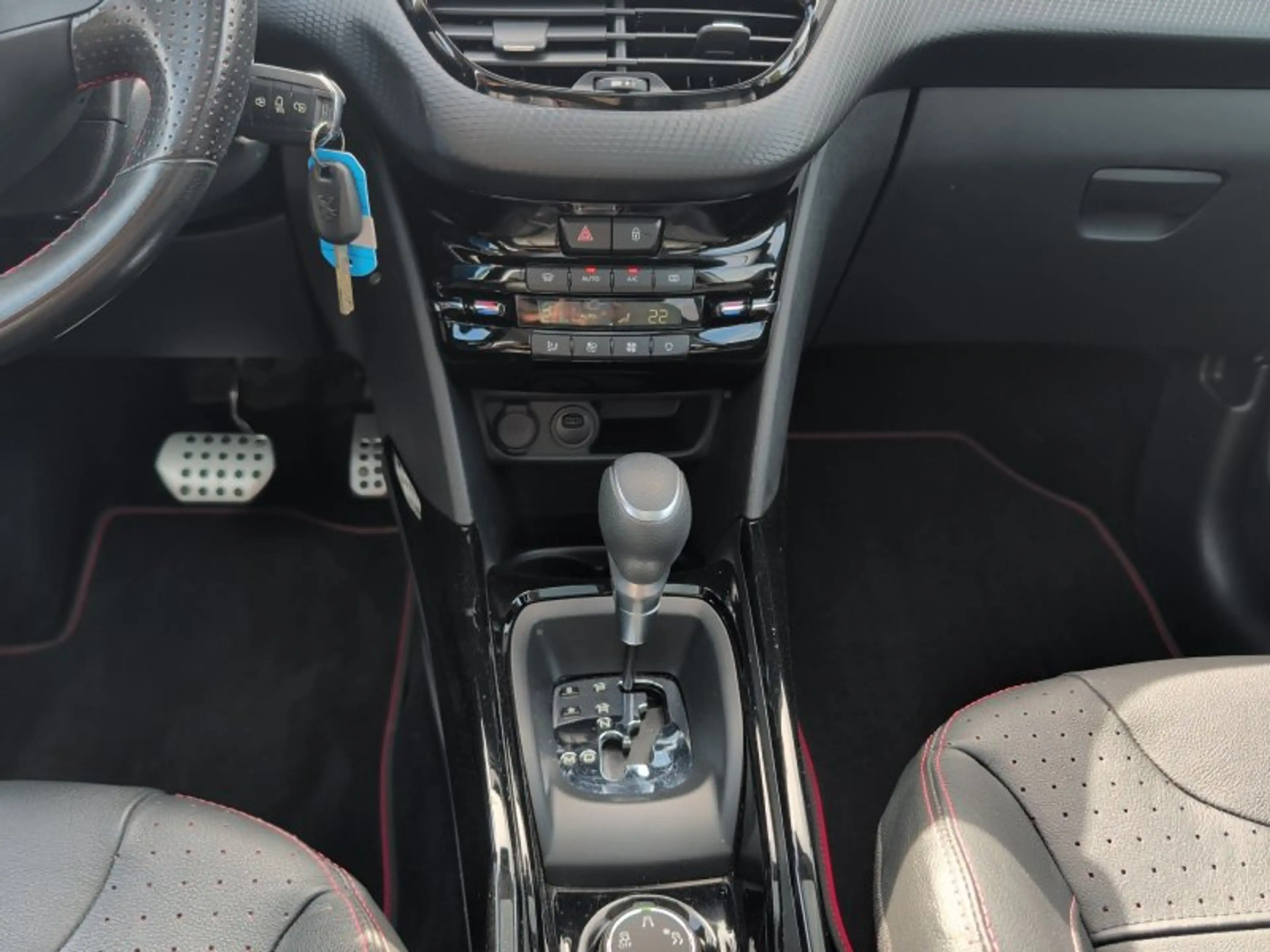 Peugeot 2008 1.5 BlueHDi 120 GT-LINE  GT LINE — photo 11