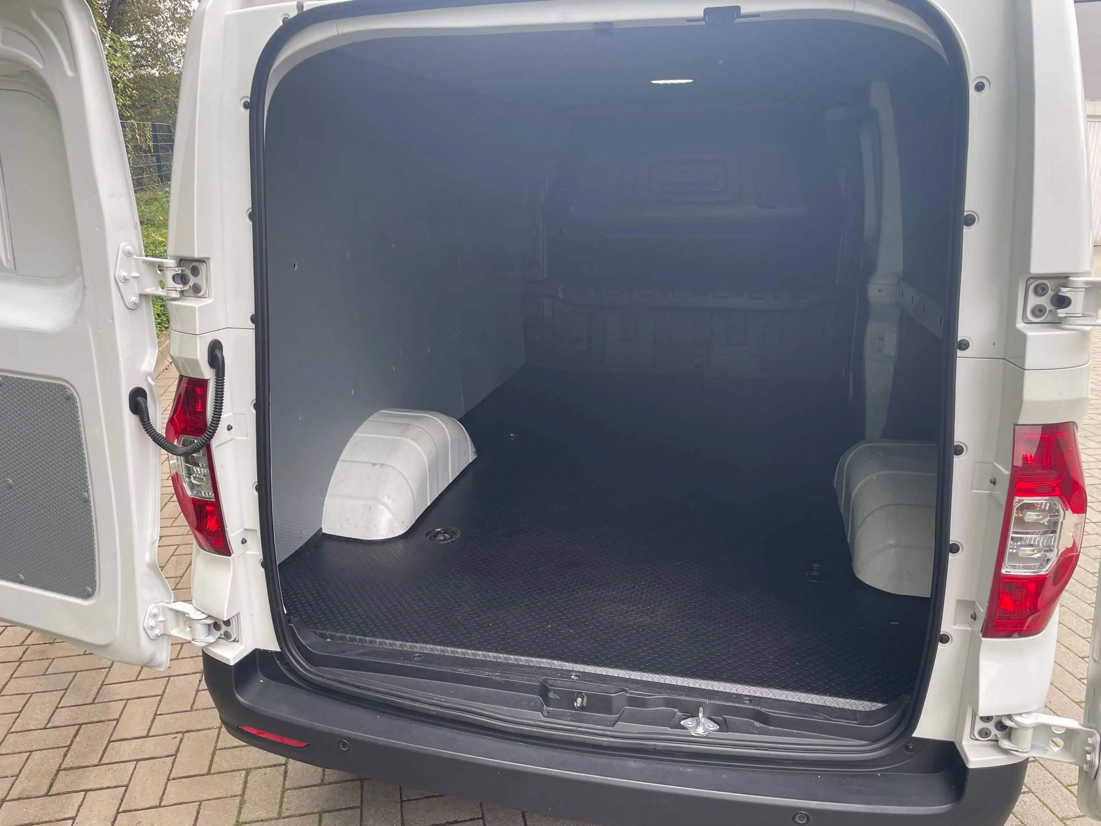 Maxus eDeliver 3 Elektro Transporter — photo 7