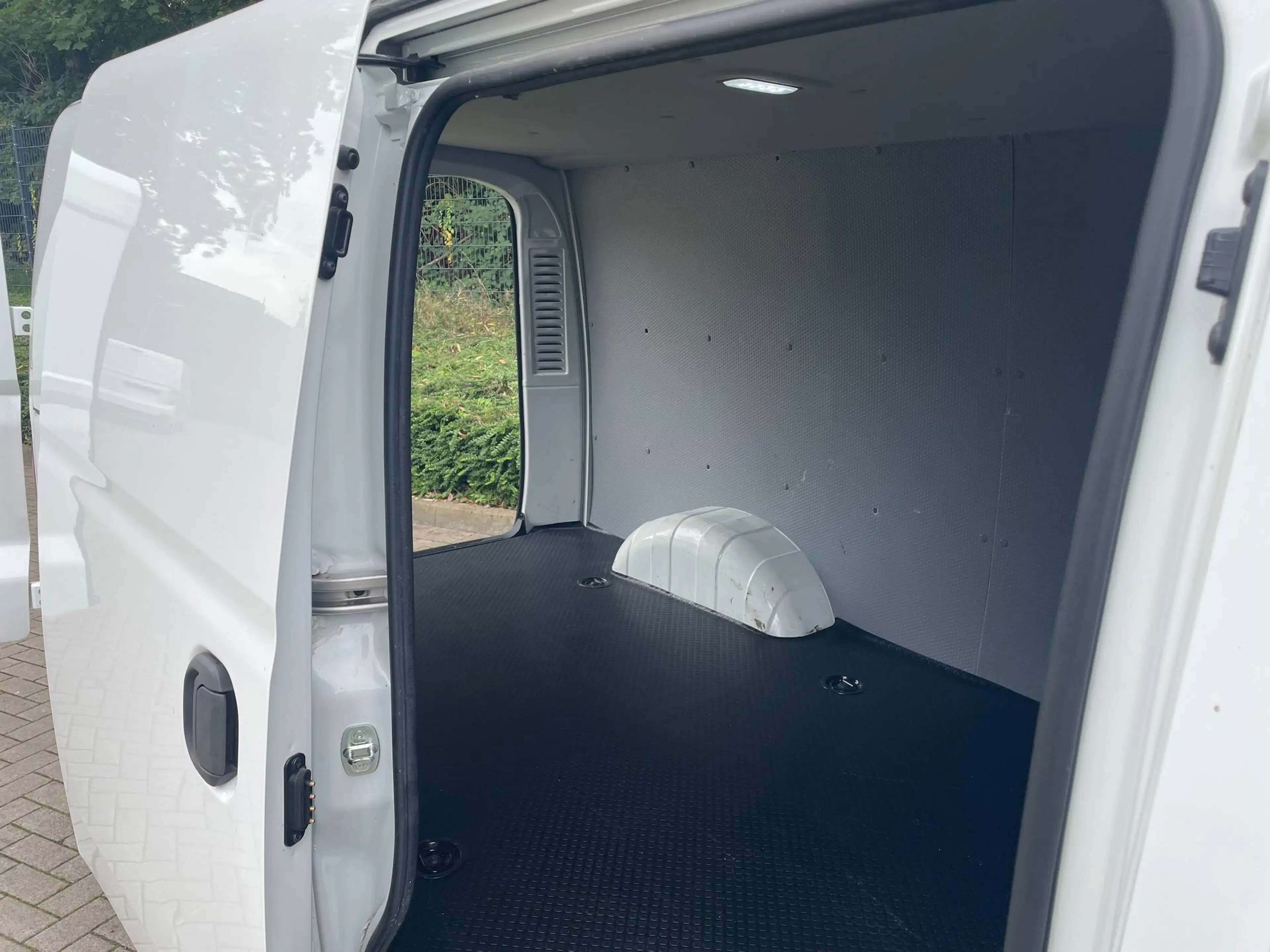 Maxus eDeliver 3 Elektro Transporter — photo 8
