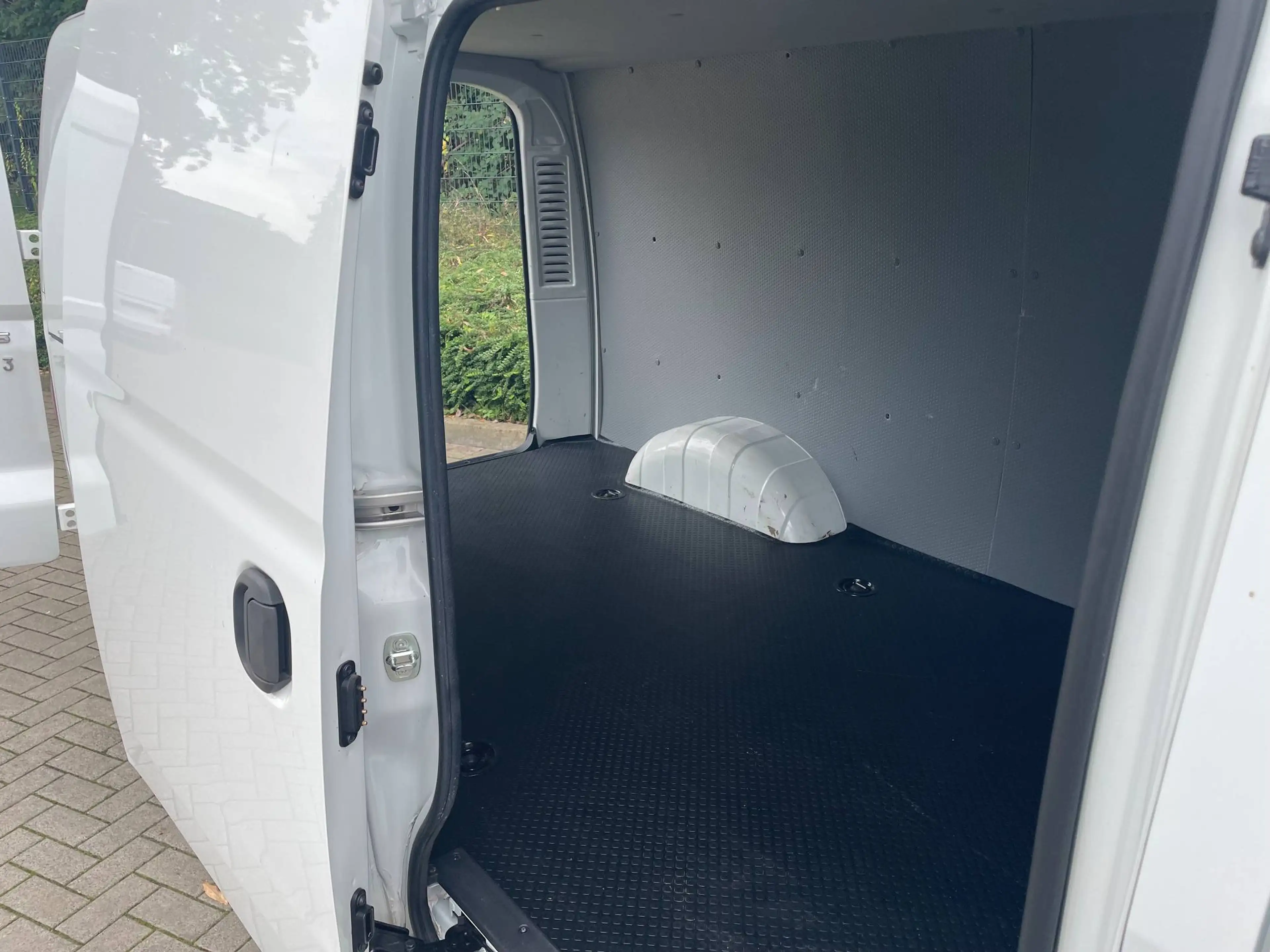 Maxus eDeliver 3 Elektro Transporter — photo 5