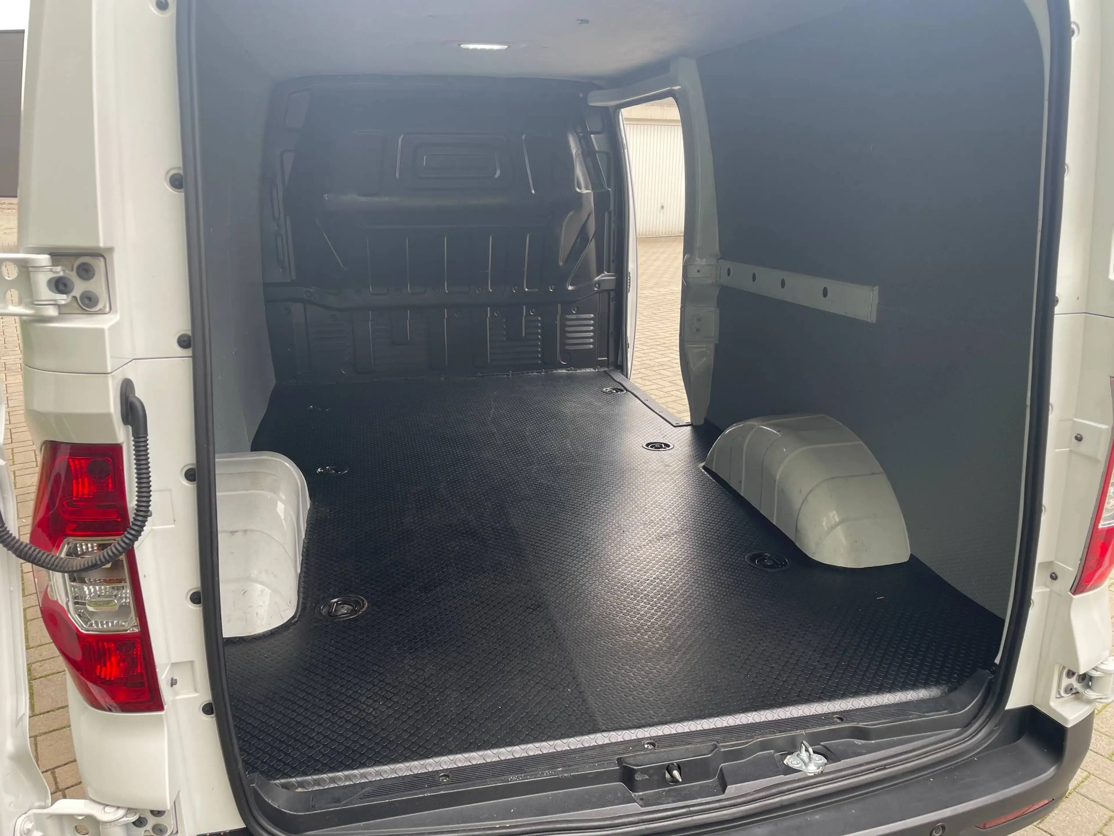 Maxus eDeliver 3 Elektro Transporter — photo 9