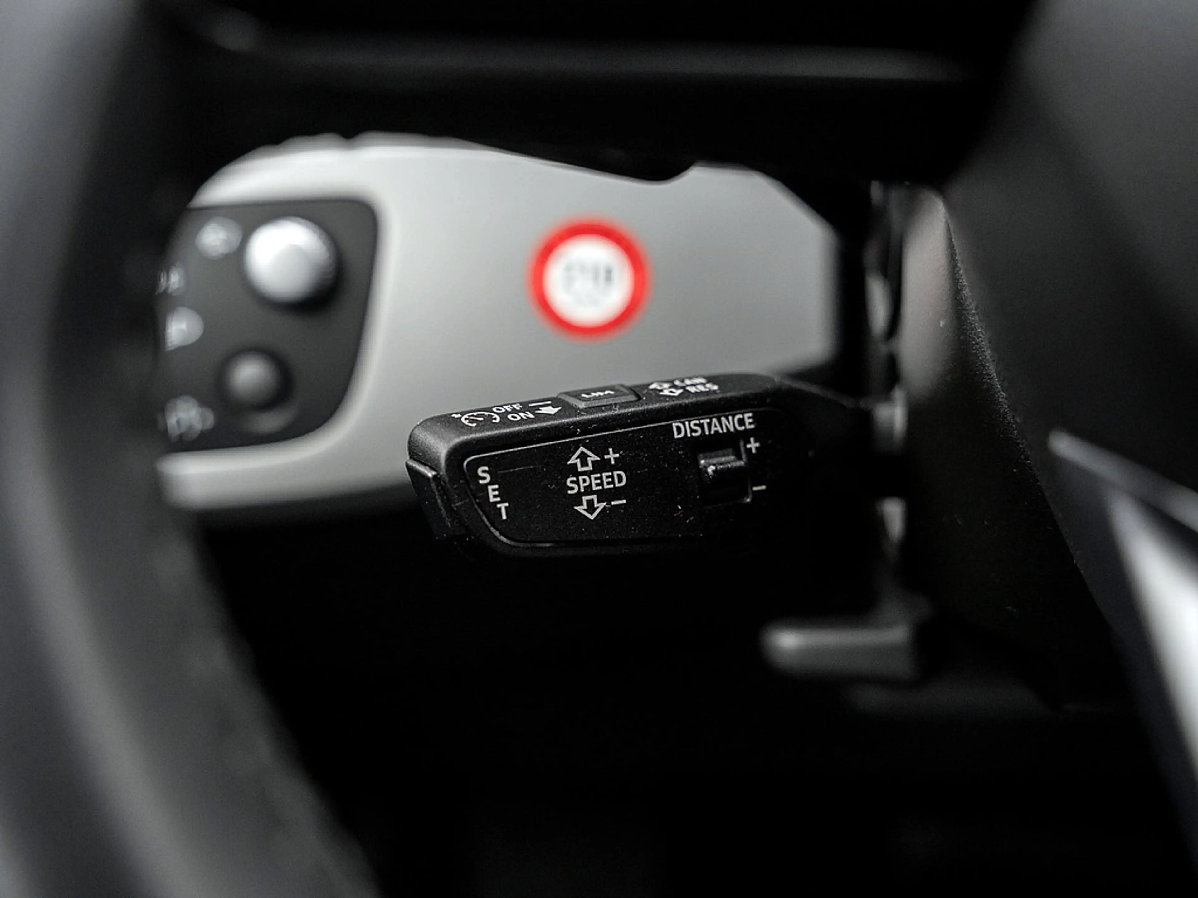 Audi A4 Avant 35 TFSI AHK HUD LED SHZ PDC NAVI ACC — photo 13