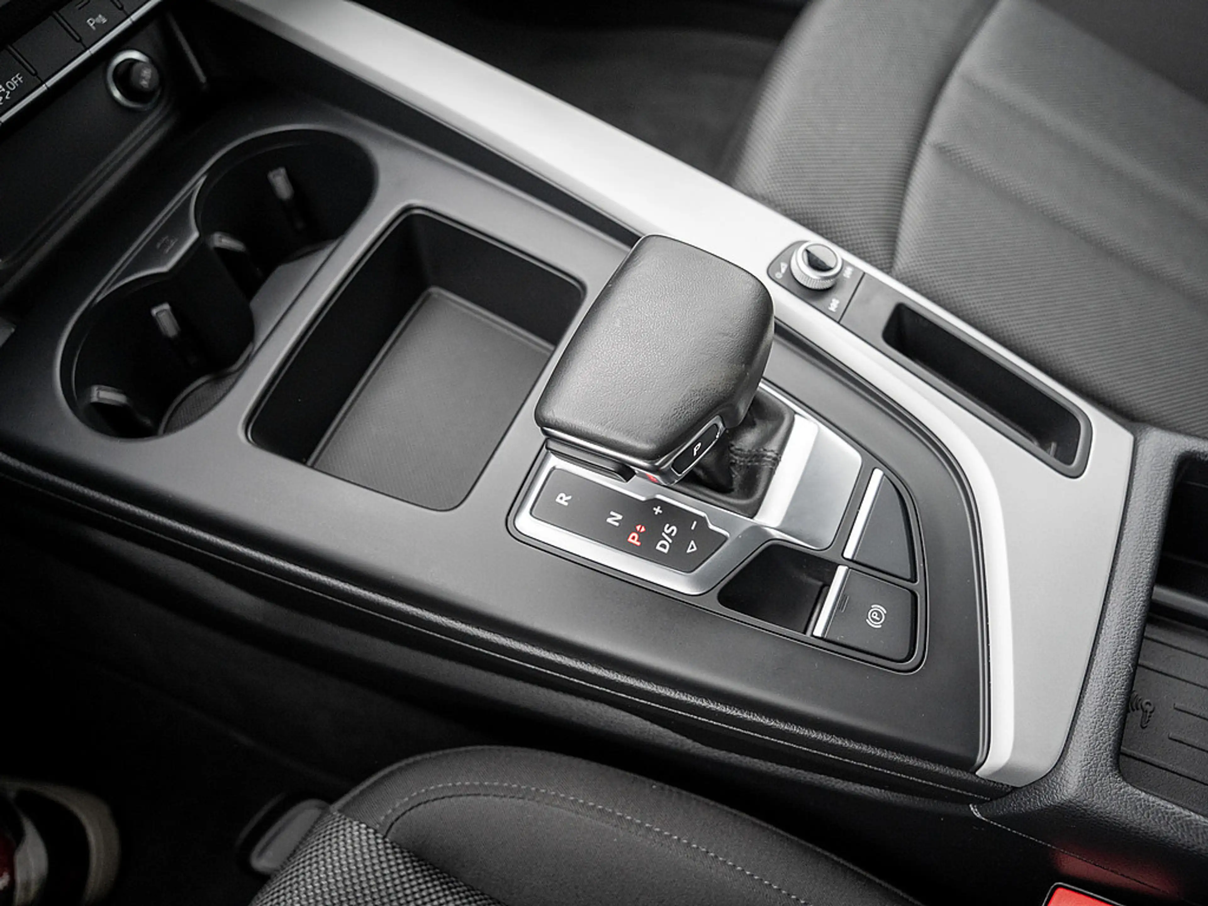 Audi A4 Avant 35 TFSI AHK HUD LED SHZ PDC NAVI ACC — photo 10