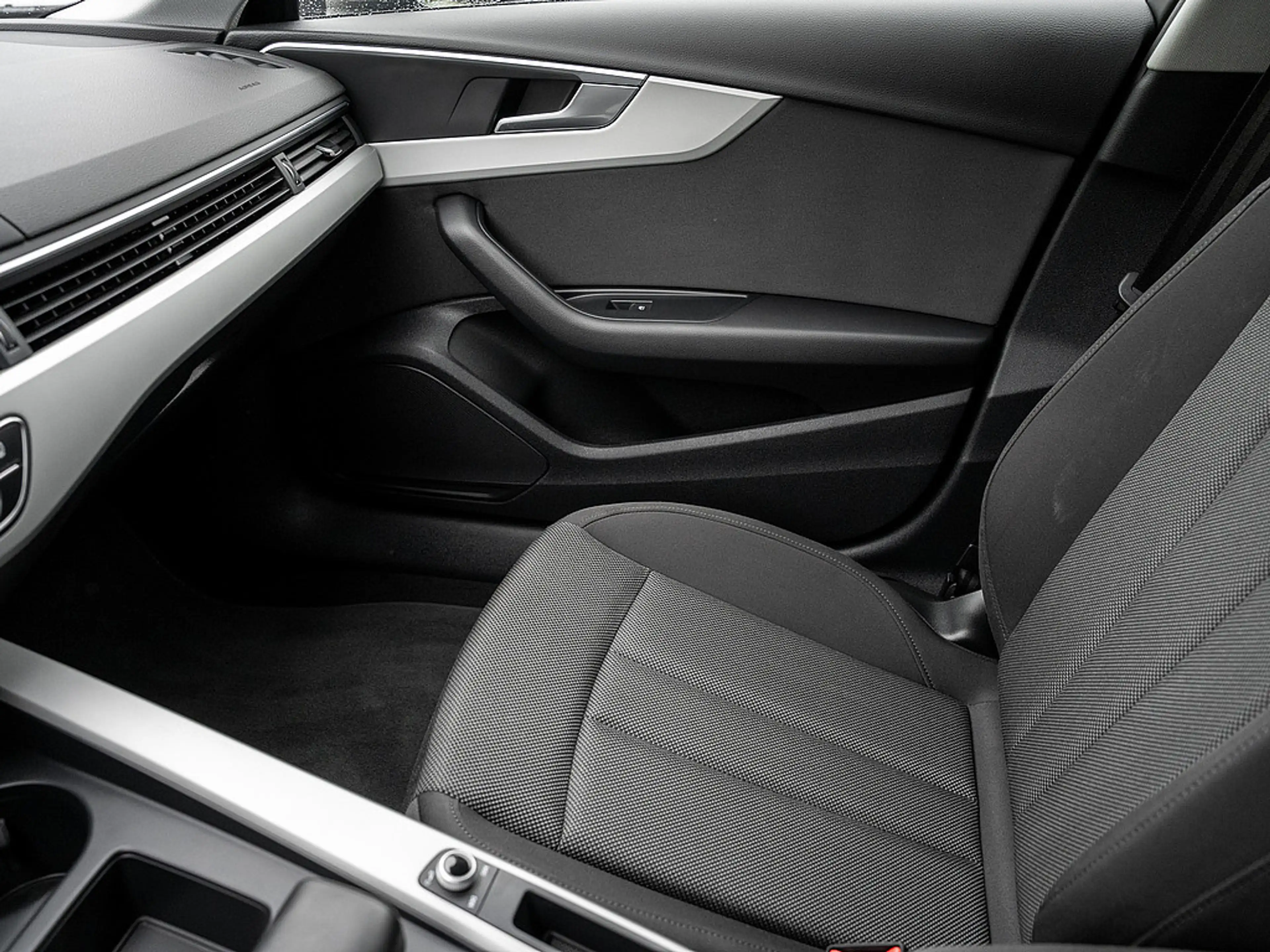 Audi A4 Avant 35 TFSI AHK HUD LED SHZ PDC NAVI ACC — photo 11