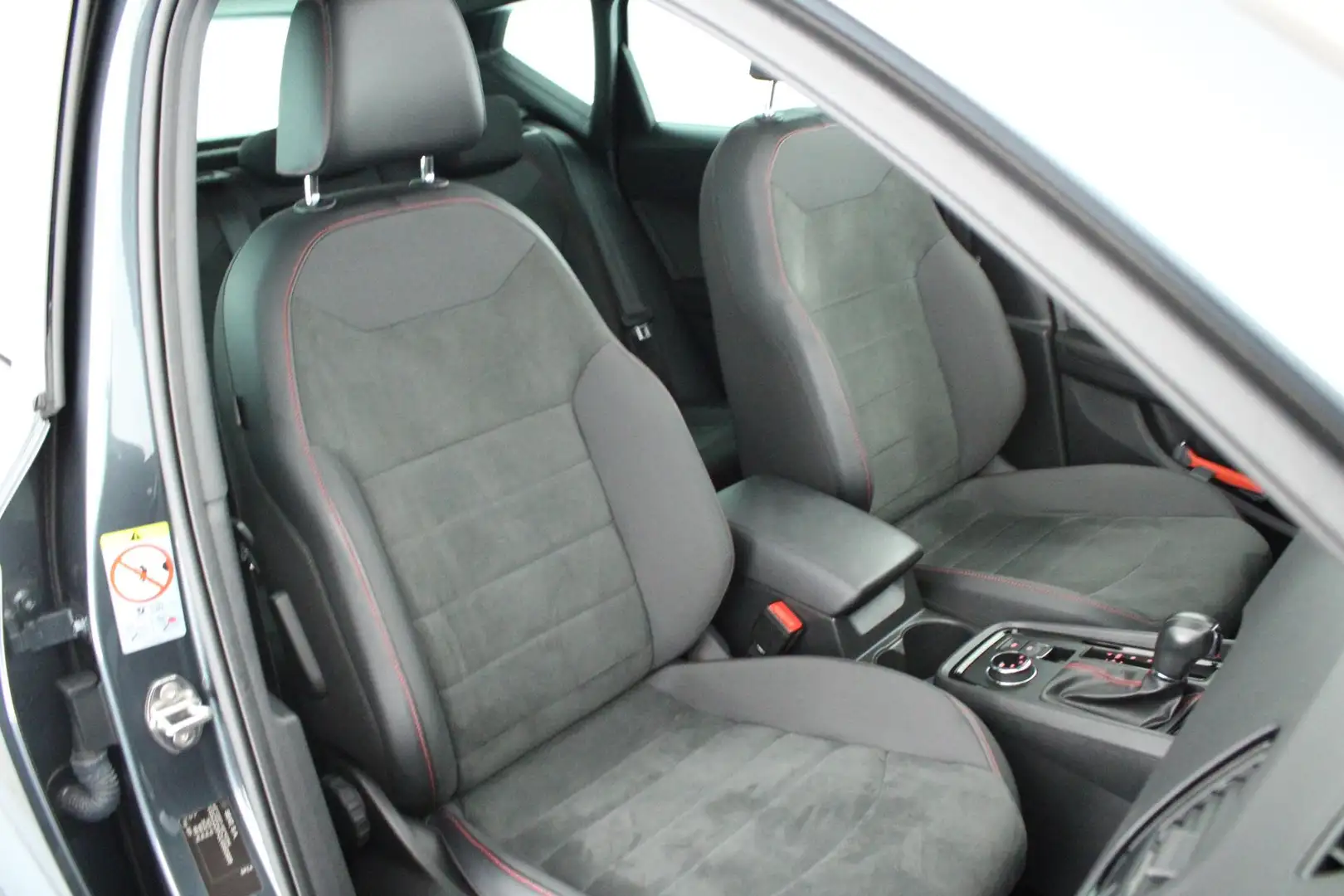 SEAT Ateca 1.5 TSI 150pk DSG FR Business Intense Black Trekha Grijs - 2