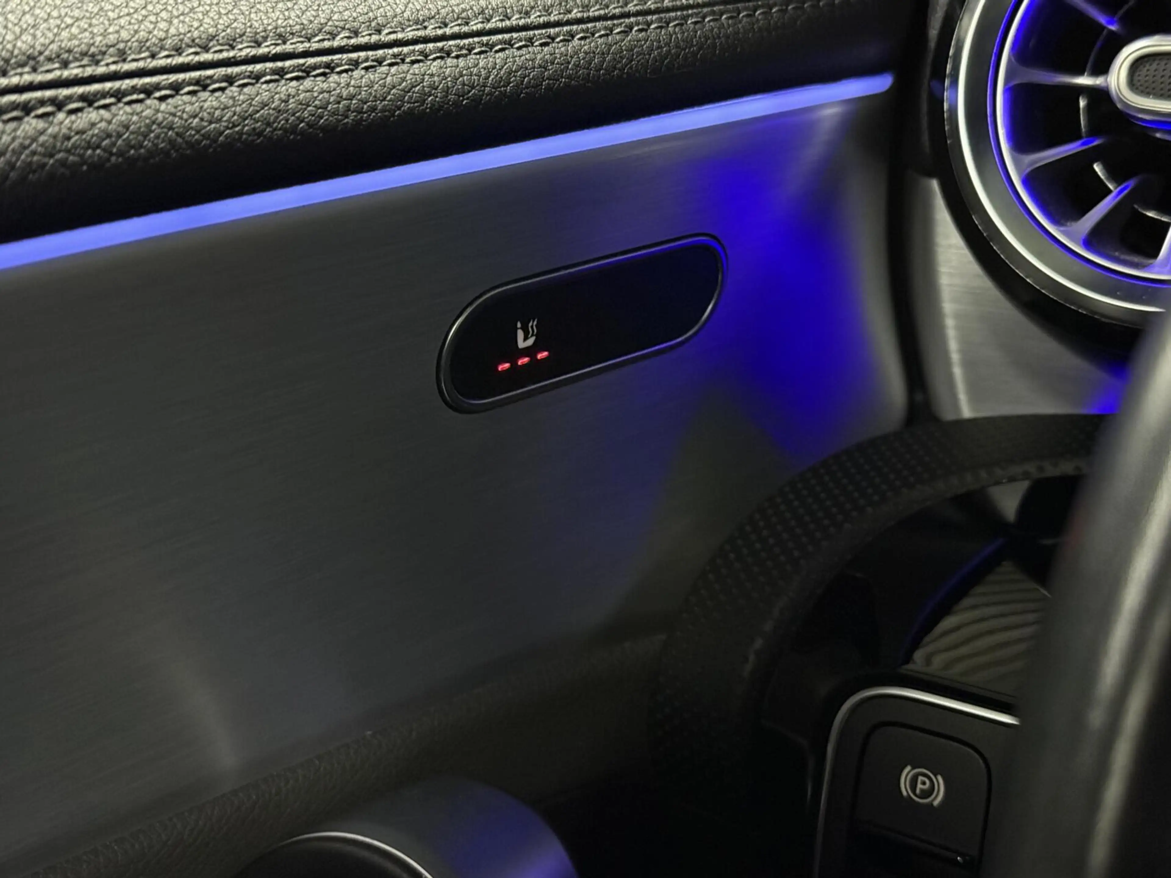 Mercedes-Benz A 180 AMG|PANO|SFEER|KEYLESS|LED|CRUISE|WIDESCREEN — photo 16