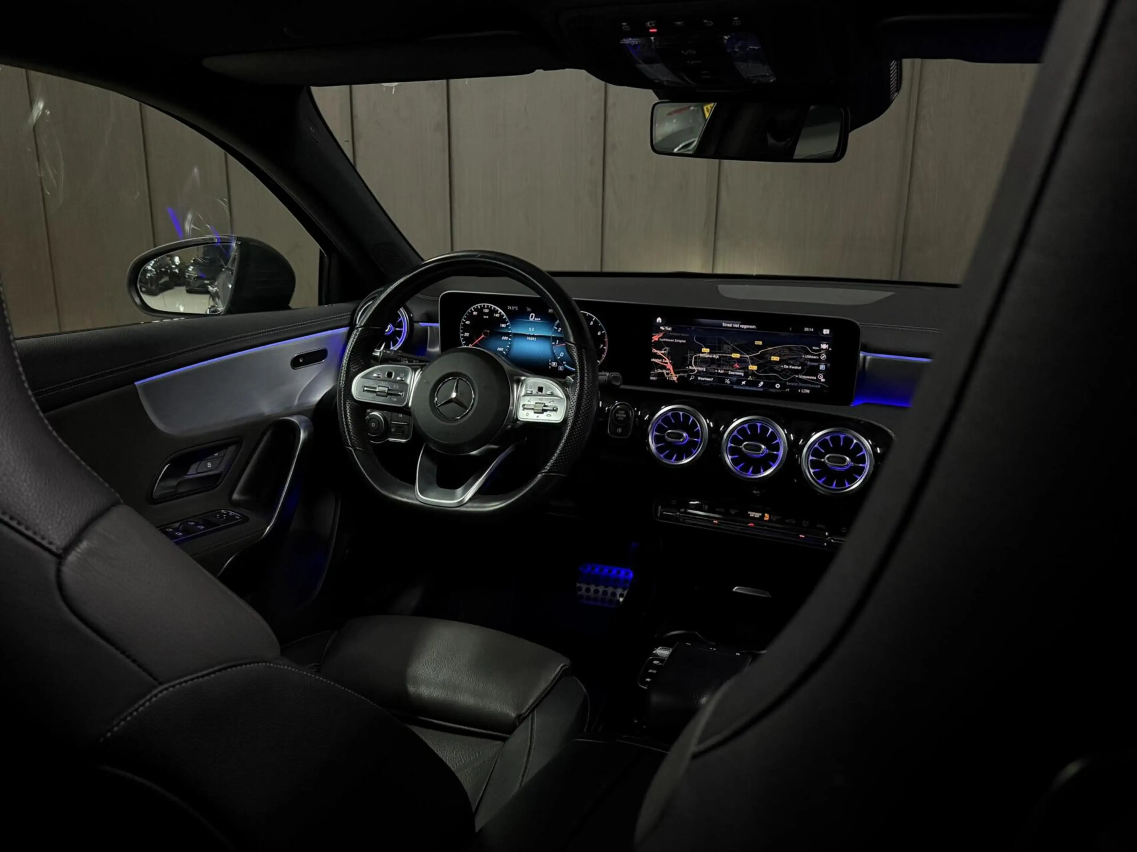 Mercedes-Benz A 180 AMG|PANO|SFEER|KEYLESS|LED|CRUISE|WIDESCREEN — photo 15