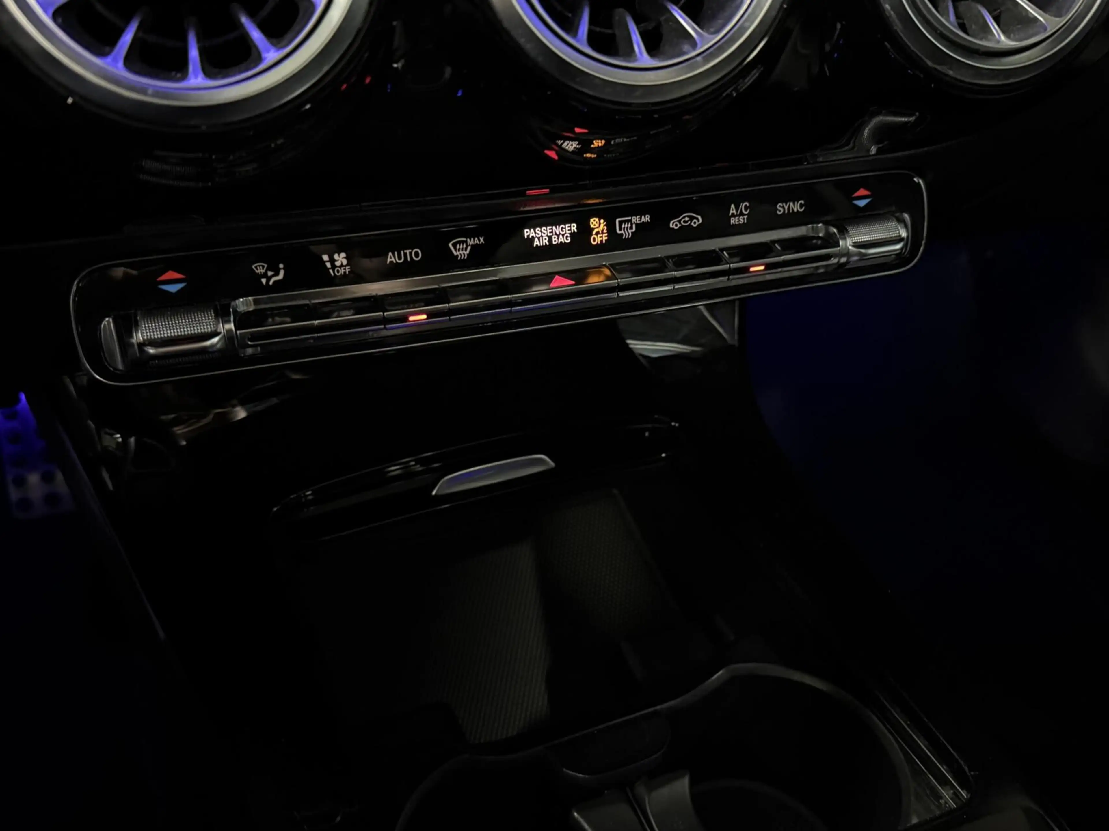 Mercedes-Benz A 180 AMG|PANO|SFEER|KEYLESS|LED|CRUISE|WIDESCREEN — photo 21