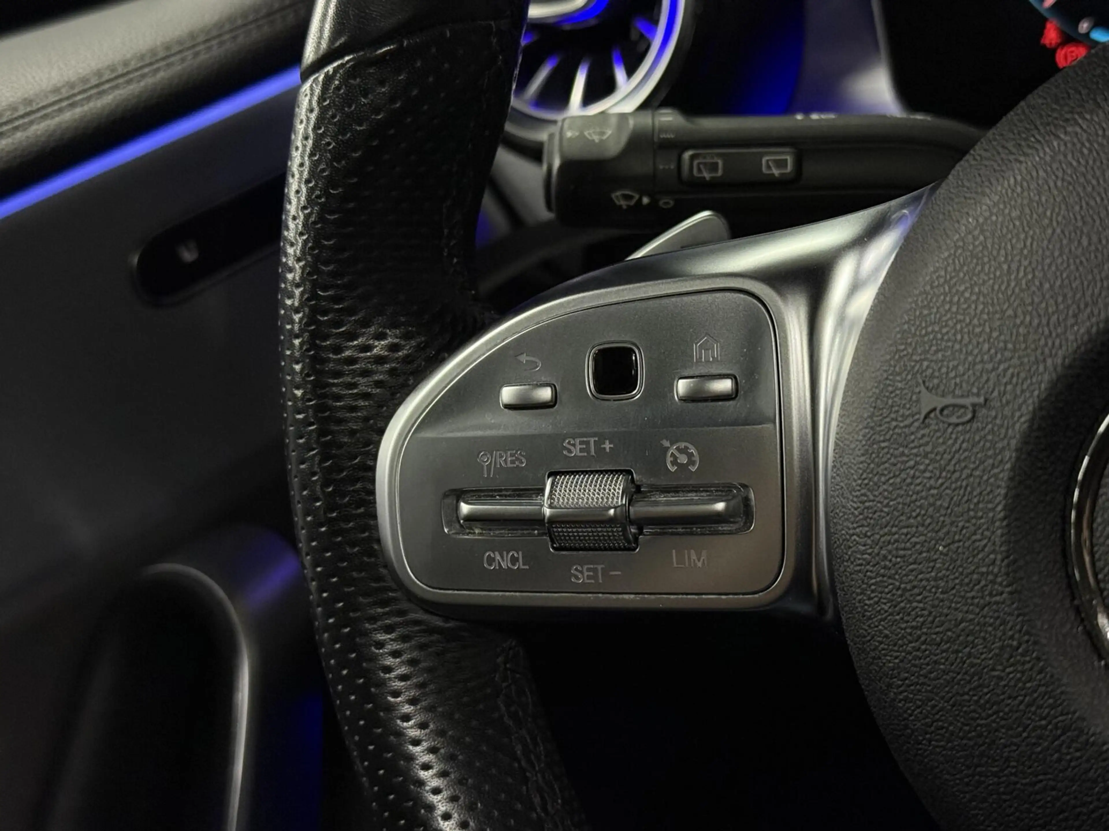 Mercedes-Benz A 180 AMG|PANO|SFEER|KEYLESS|LED|CRUISE|WIDESCREEN — photo 11