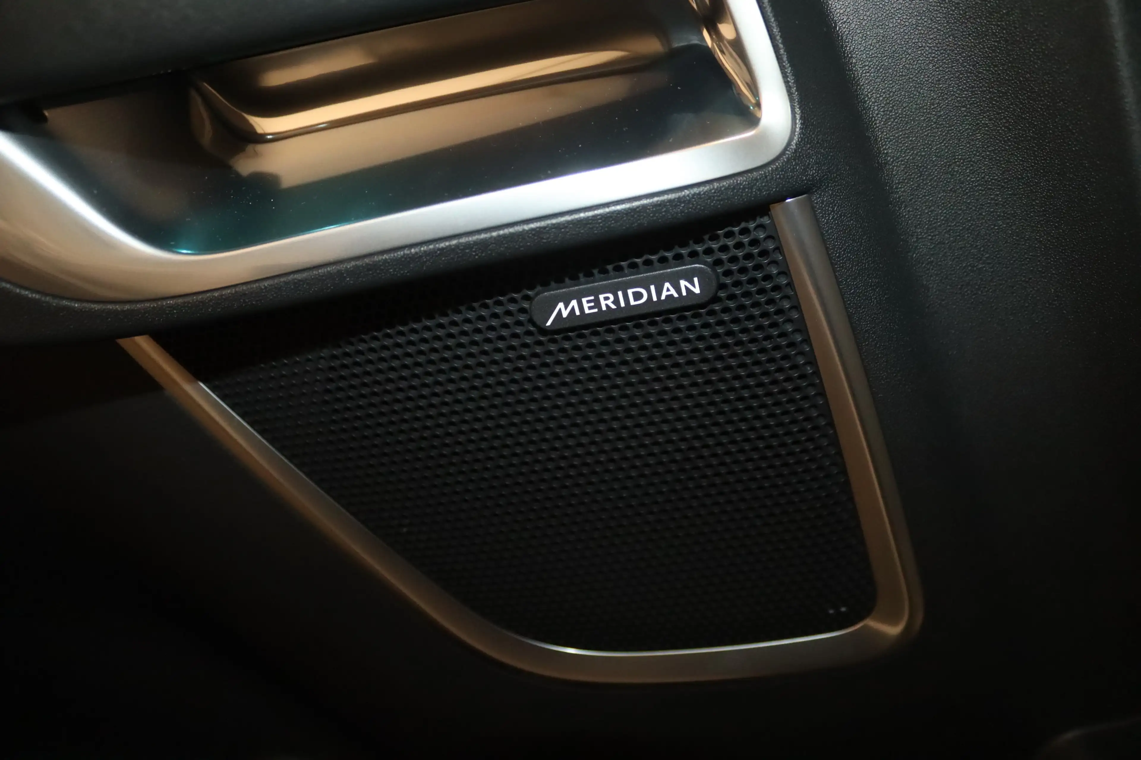 Jaguar E-Pace Aut. AWD-NAV-LED-KAMERA-MERIDIAN-APPS-SHZ — photo 9