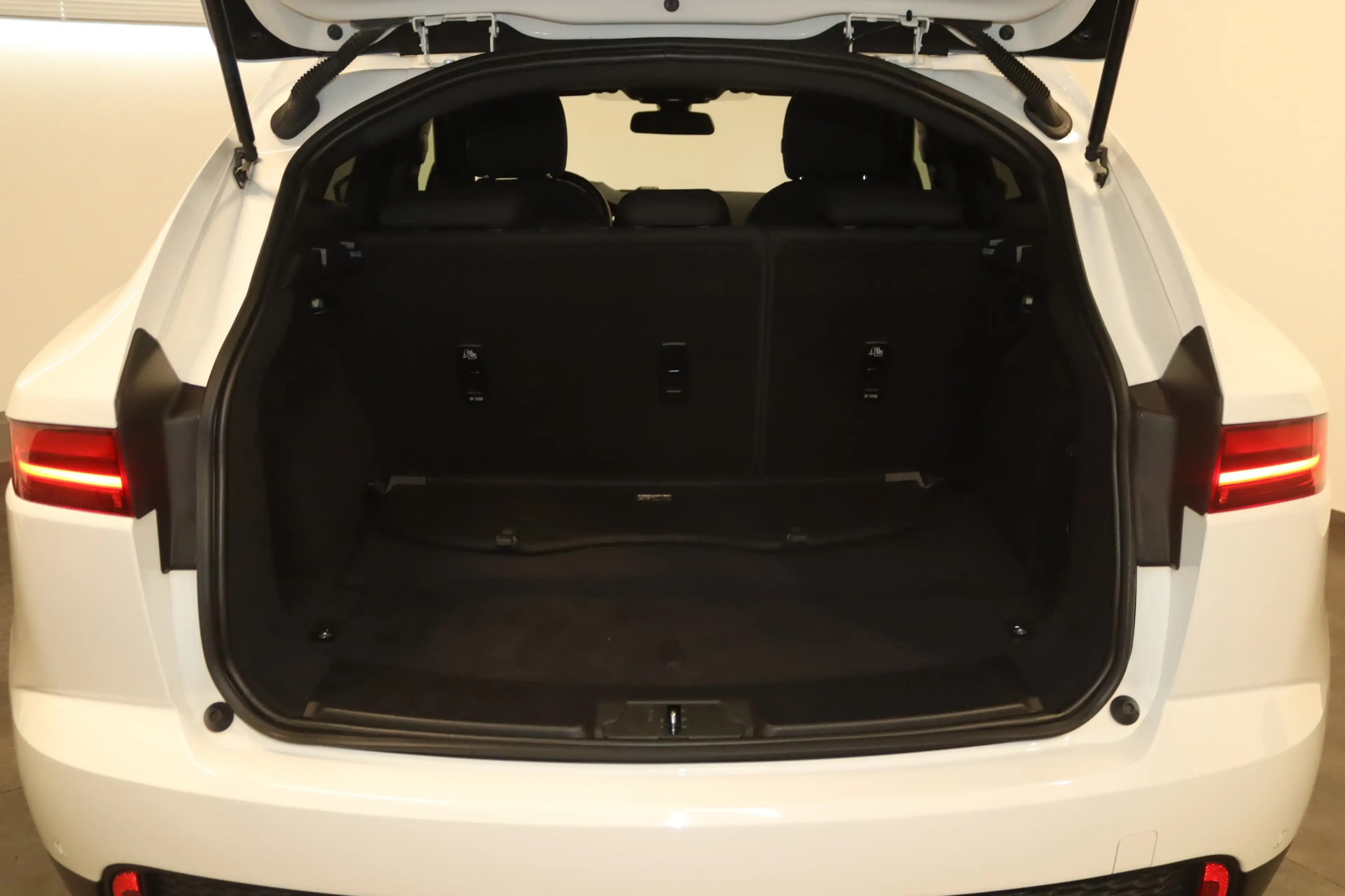 Jaguar E-Pace Aut. AWD-NAV-LED-KAMERA-MERIDIAN-APPS-SHZ — photo 5