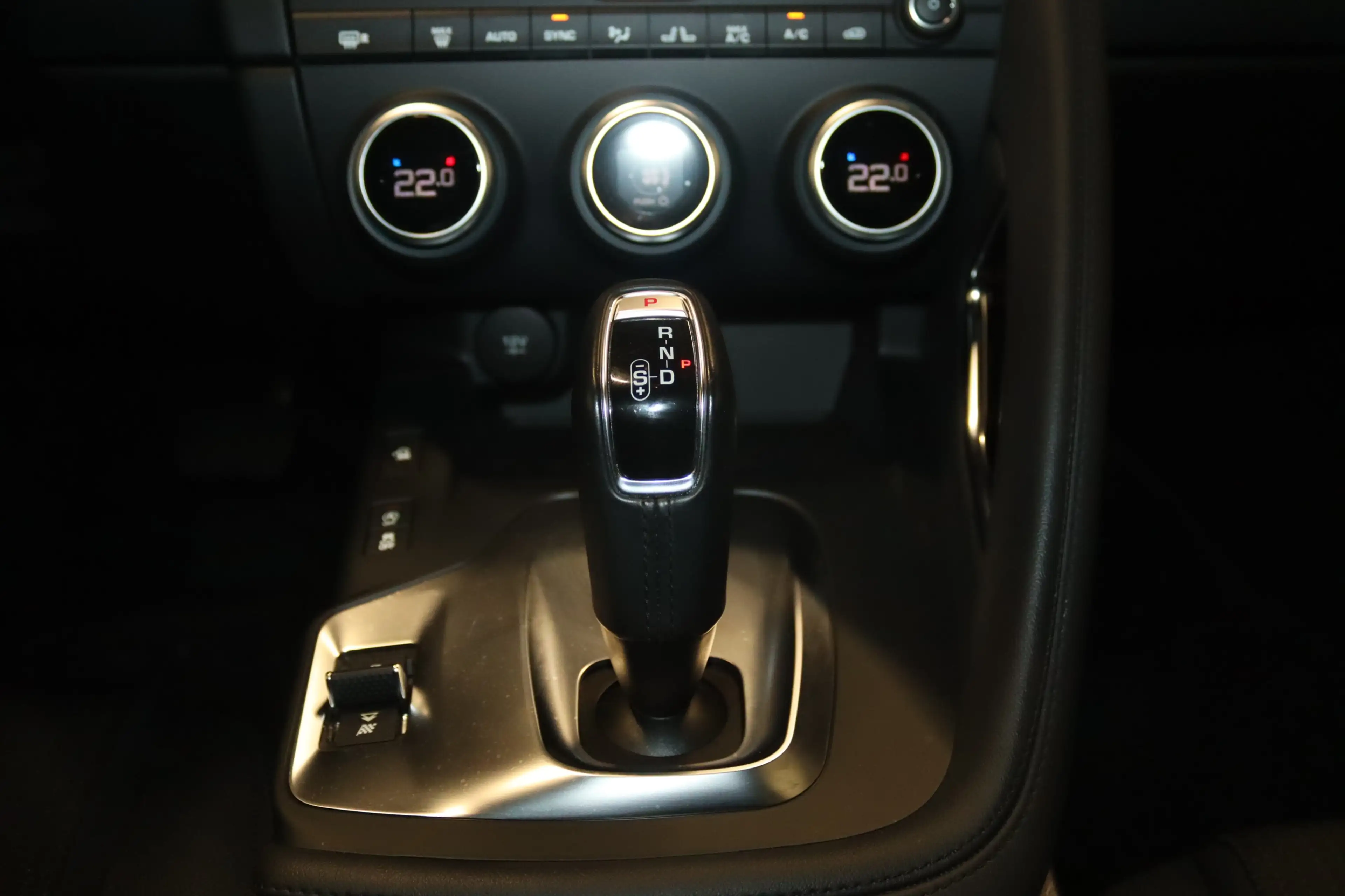 Jaguar E-Pace Aut. AWD-NAV-LED-KAMERA-MERIDIAN-APPS-SHZ — photo 15