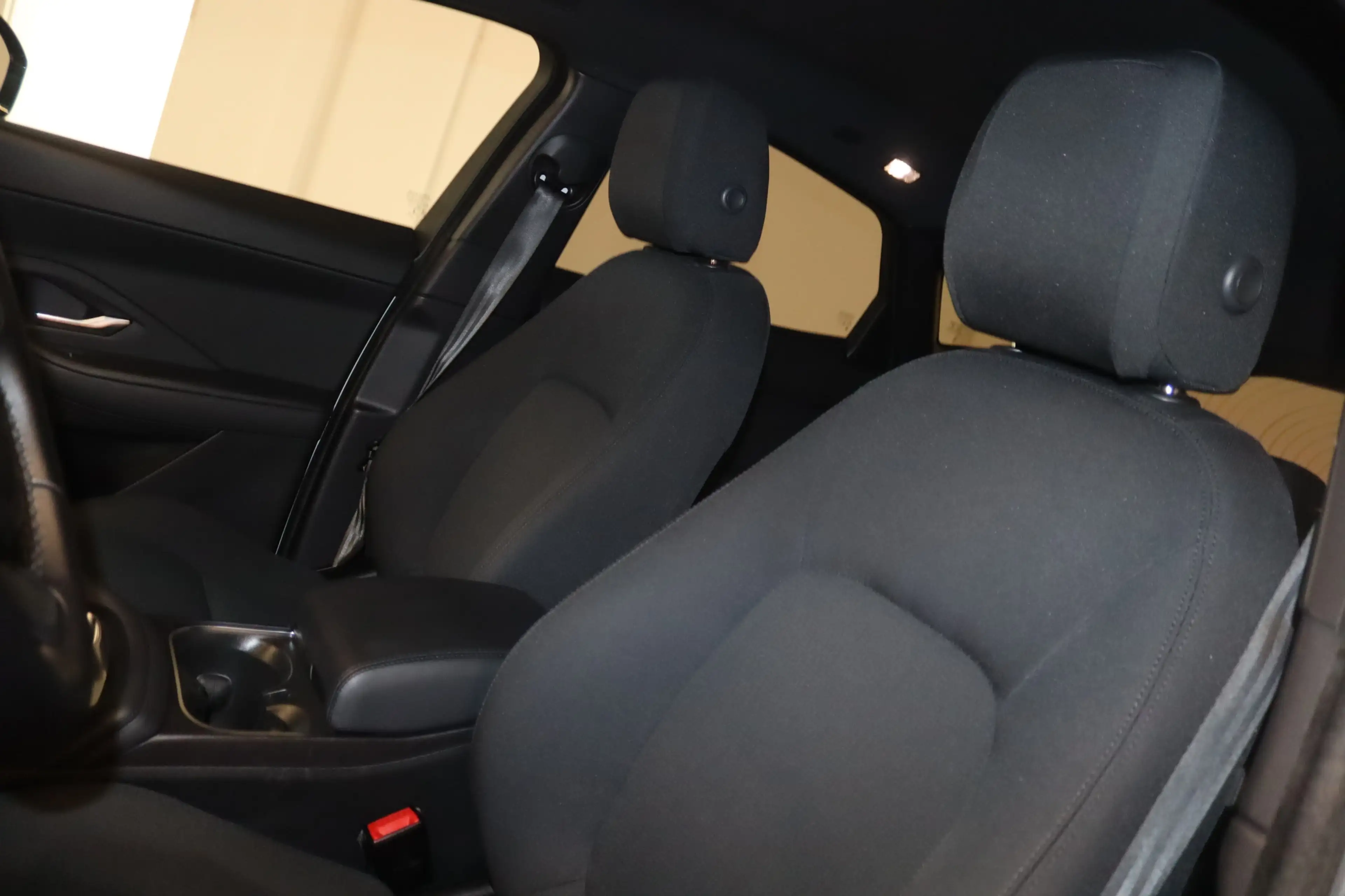 Jaguar E-Pace Aut. AWD-NAV-LED-KAMERA-MERIDIAN-APPS-SHZ — photo 7