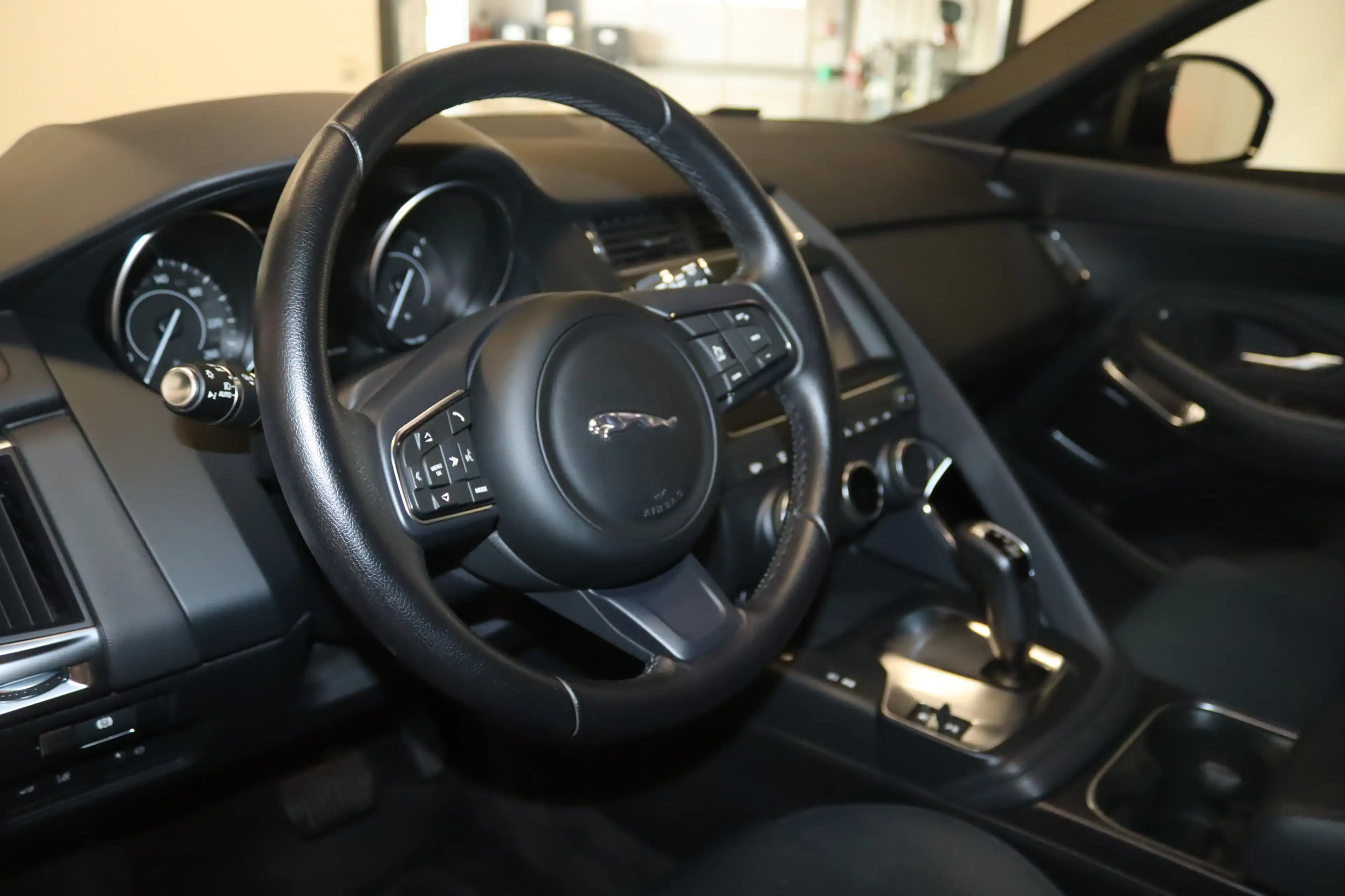 Jaguar E-Pace Aut. AWD-NAV-LED-KAMERA-MERIDIAN-APPS-SHZ — photo 8