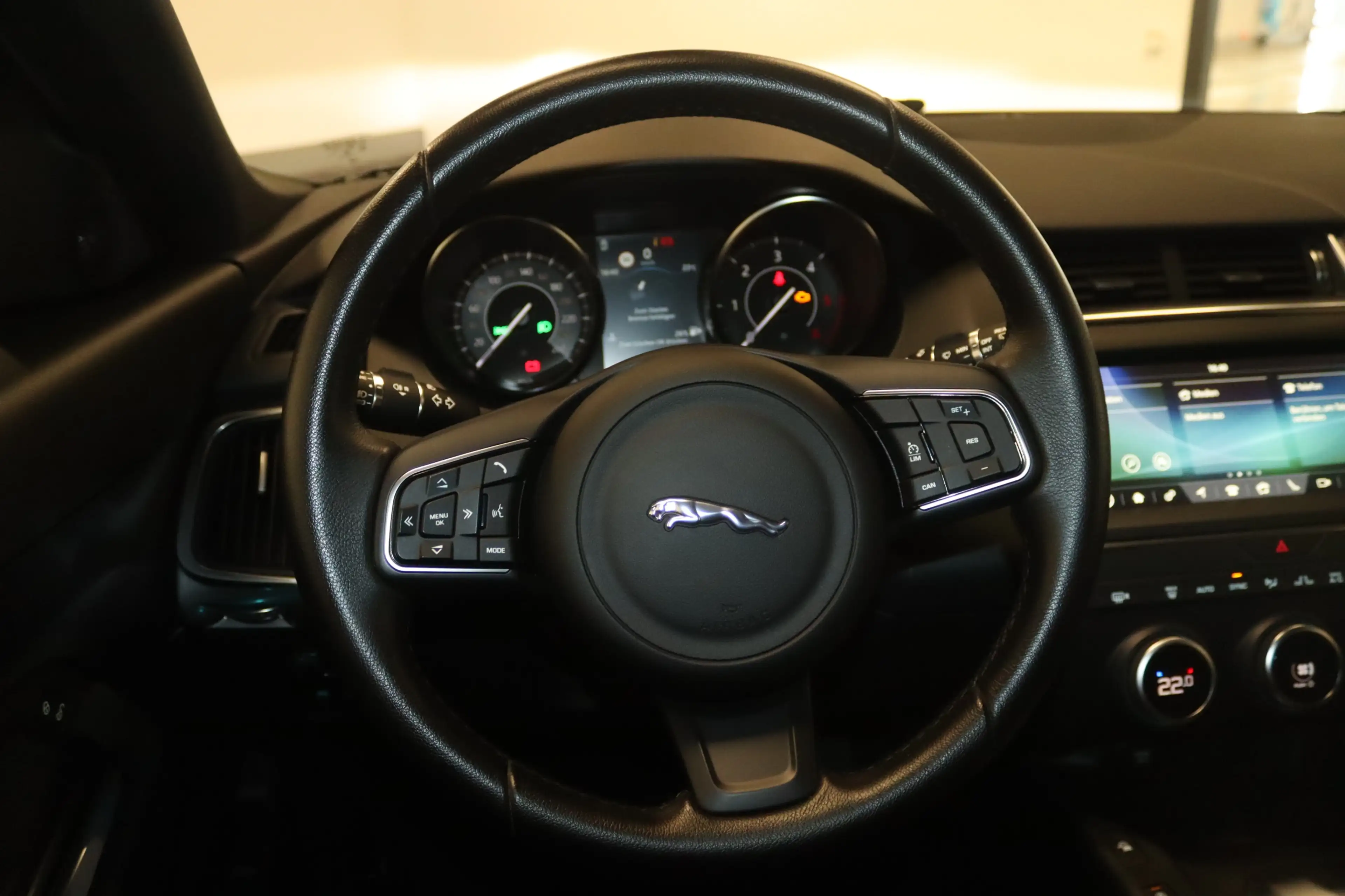 Jaguar E-Pace Aut. AWD-NAV-LED-KAMERA-MERIDIAN-APPS-SHZ — photo 11
