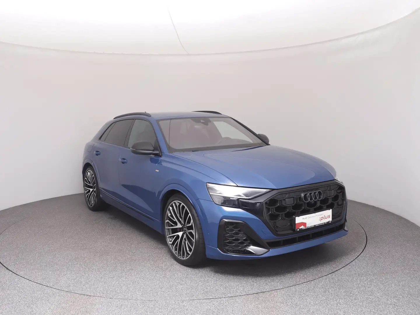 Audi Q8 55 TFSI e quattro Blau - 2