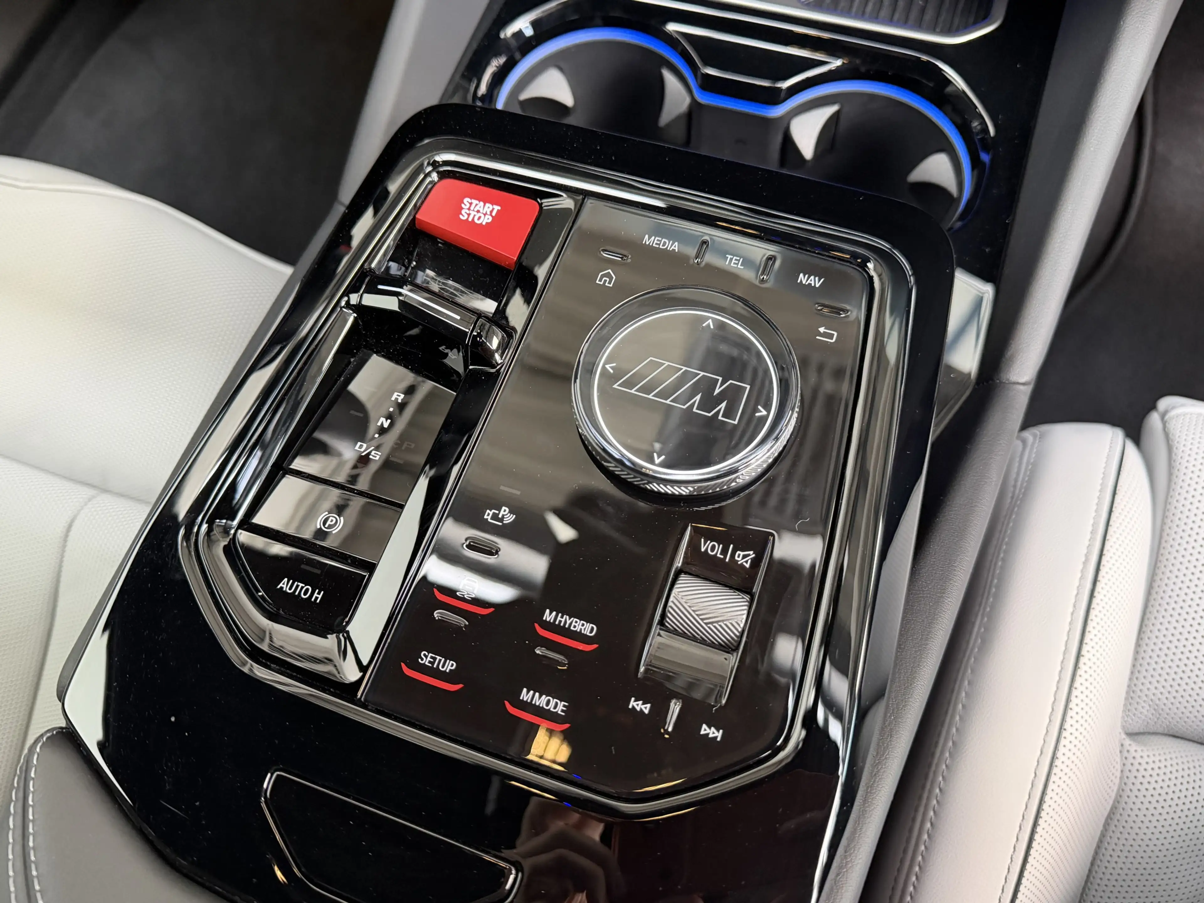 BMW M5 Individual Keramik CarbonExt. AHK Ultimate — photo 32