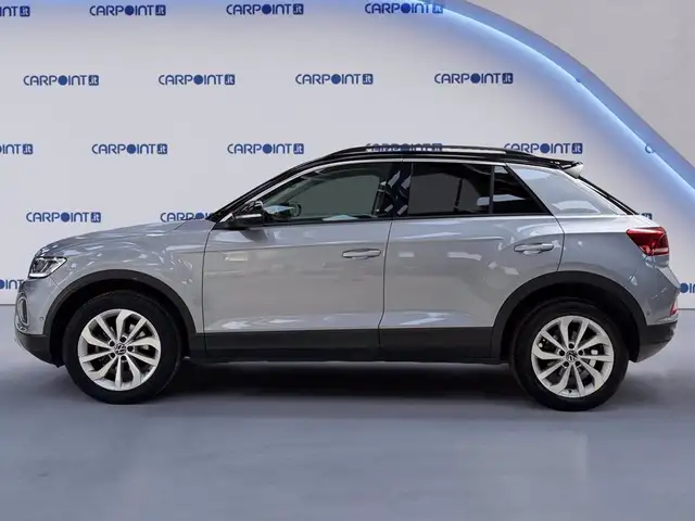 Volkswagen T-Roc view 3