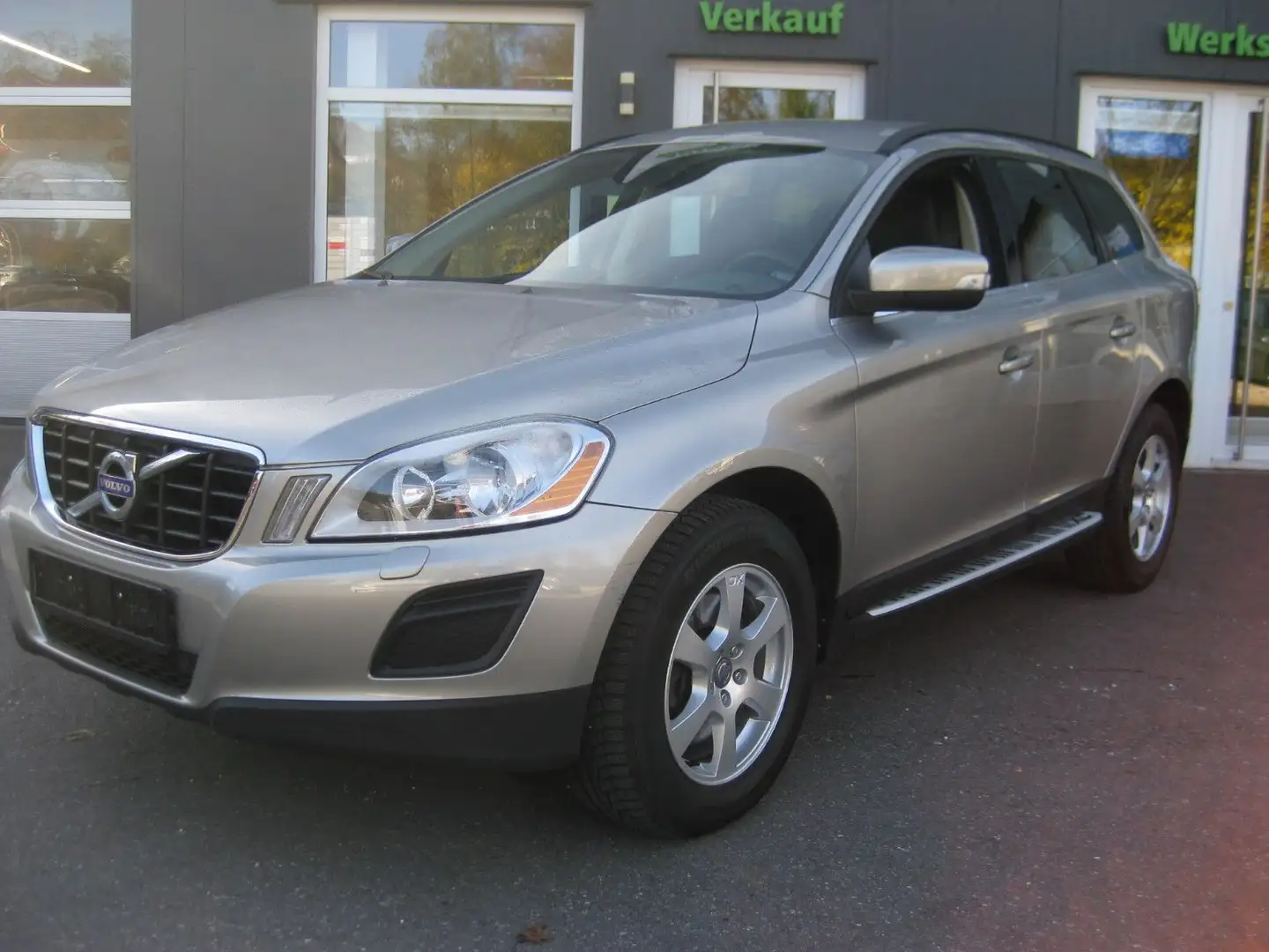 Volvo XC60 XC60 Momentum AWD Gris - 1