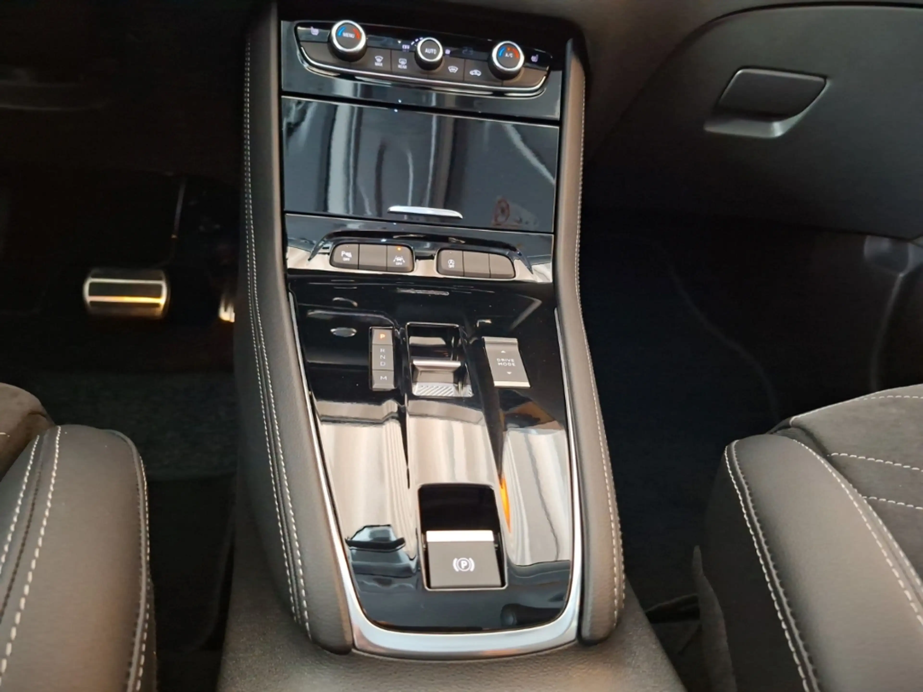 Opel Grandland Elegance AHK-abnehmbar Navi Digitales Cockpit 360 — photo 15