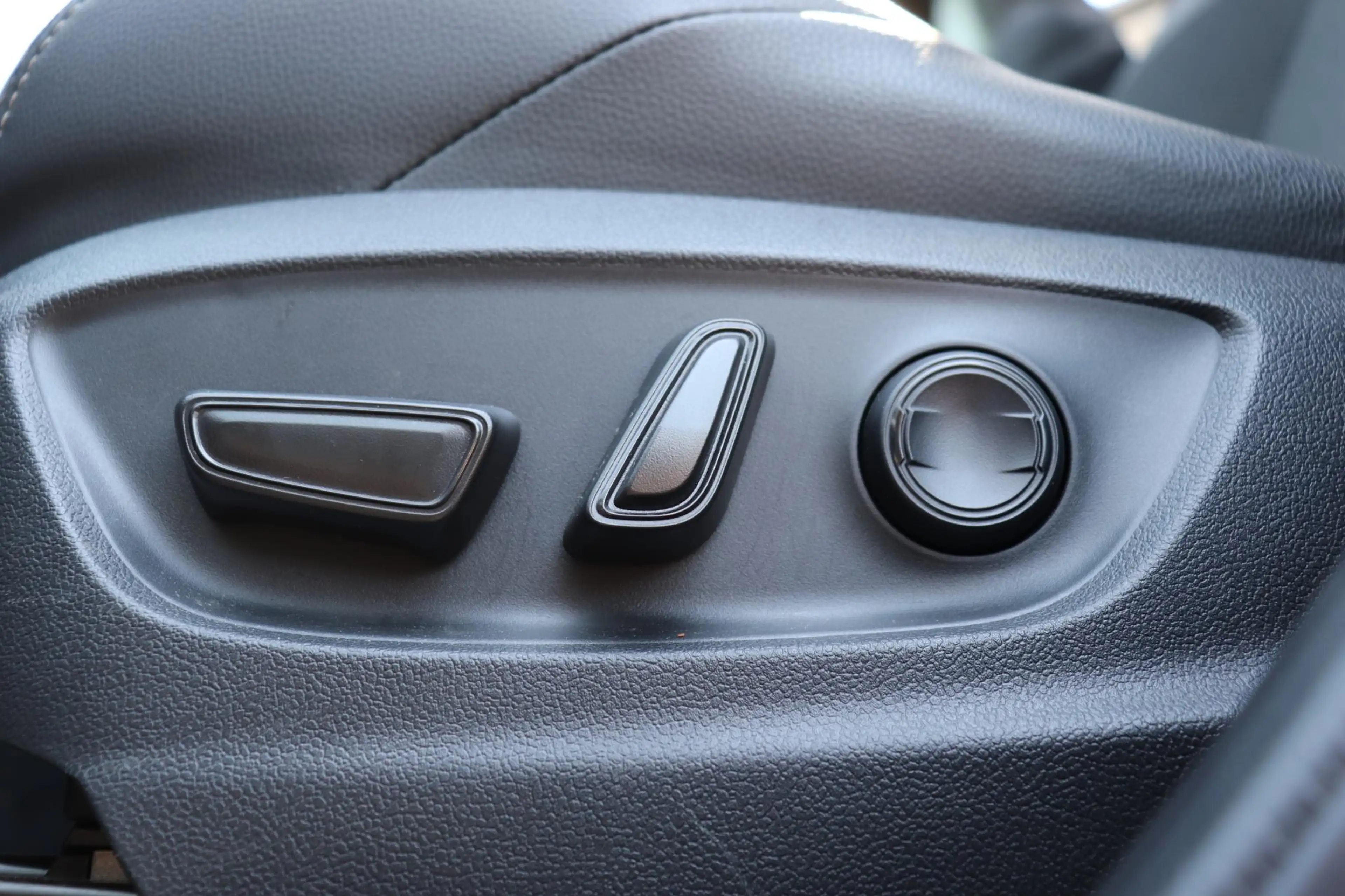 Toyota bZ4X Premium 71 kWh Limited, Bi-Tone, Panodak, JBL, 360 — photo 9
