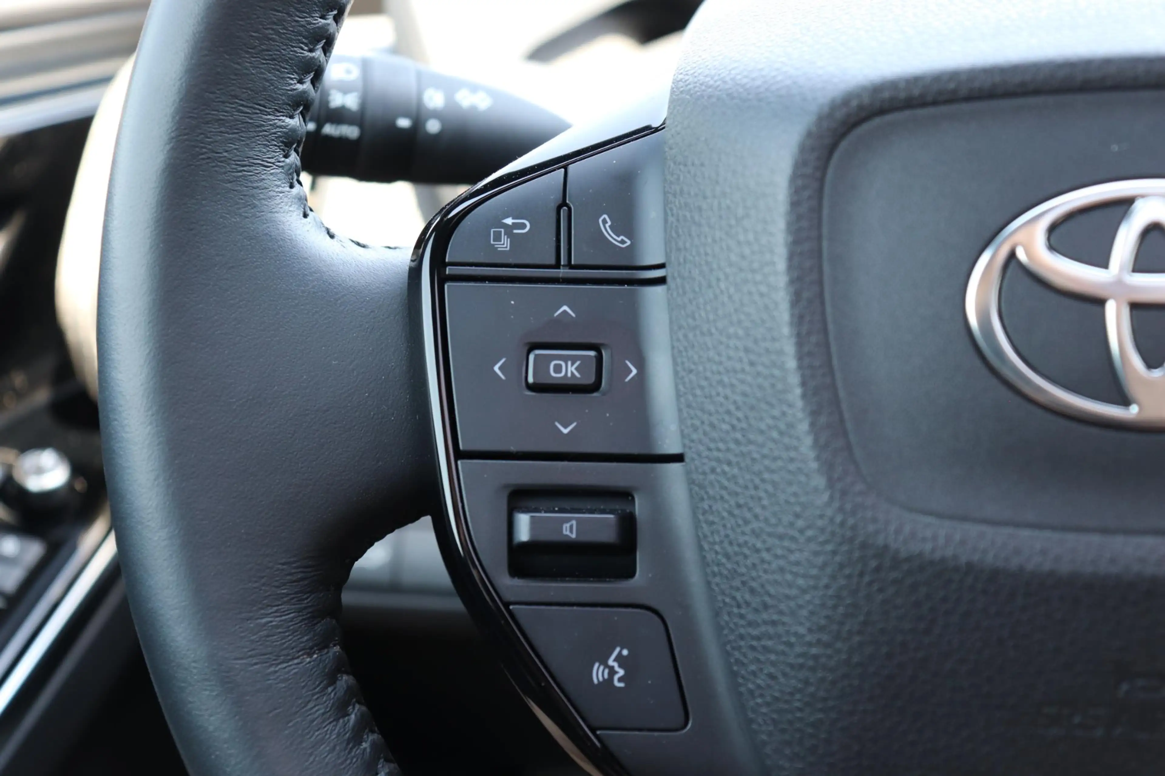 Toyota bZ4X Premium 71 kWh Limited, Bi-Tone, Panodak, JBL, 360 — photo 15