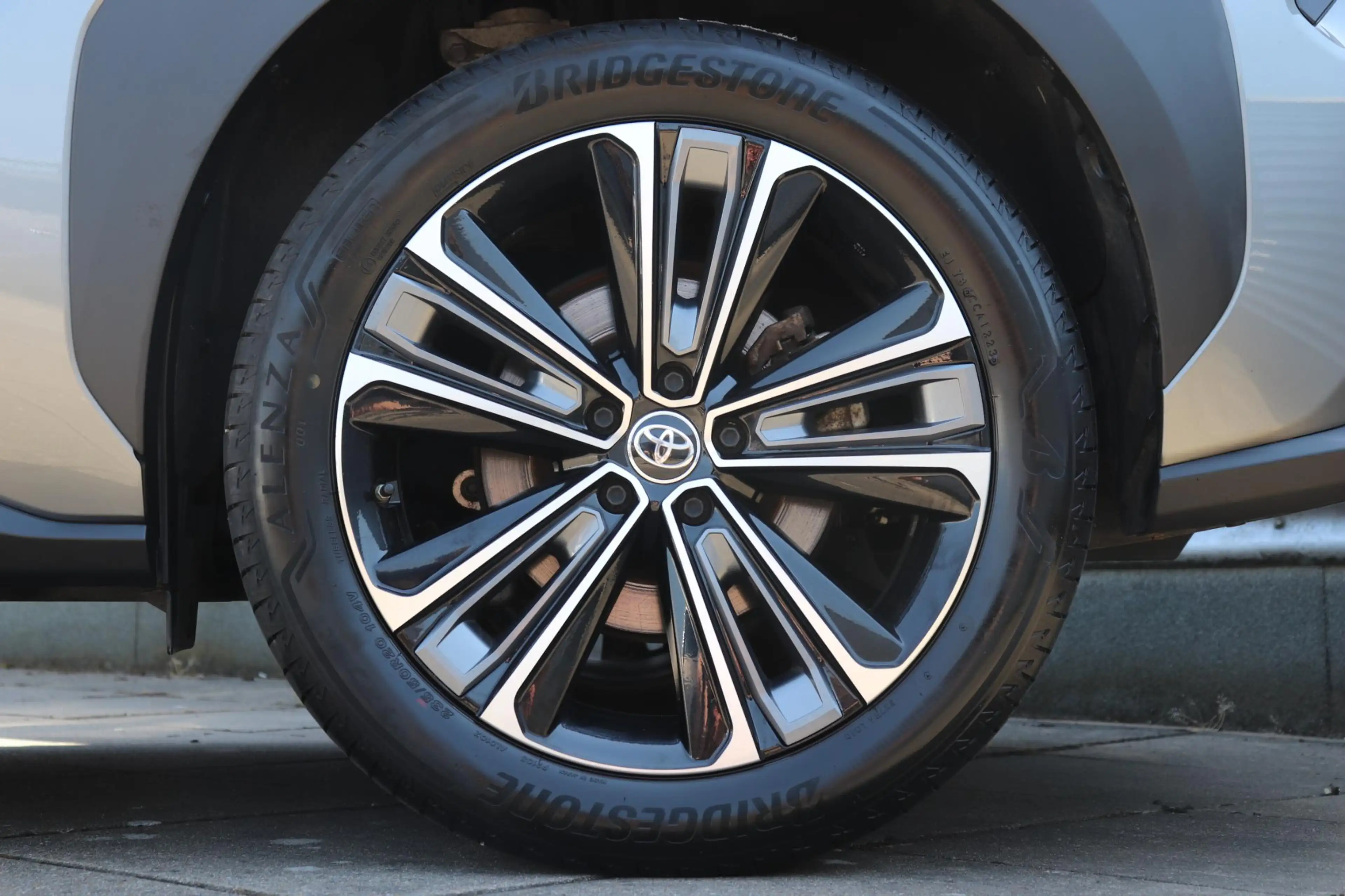 Toyota bZ4X Premium 71 kWh Limited, Bi-Tone, Panodak, JBL, 360 — photo 6