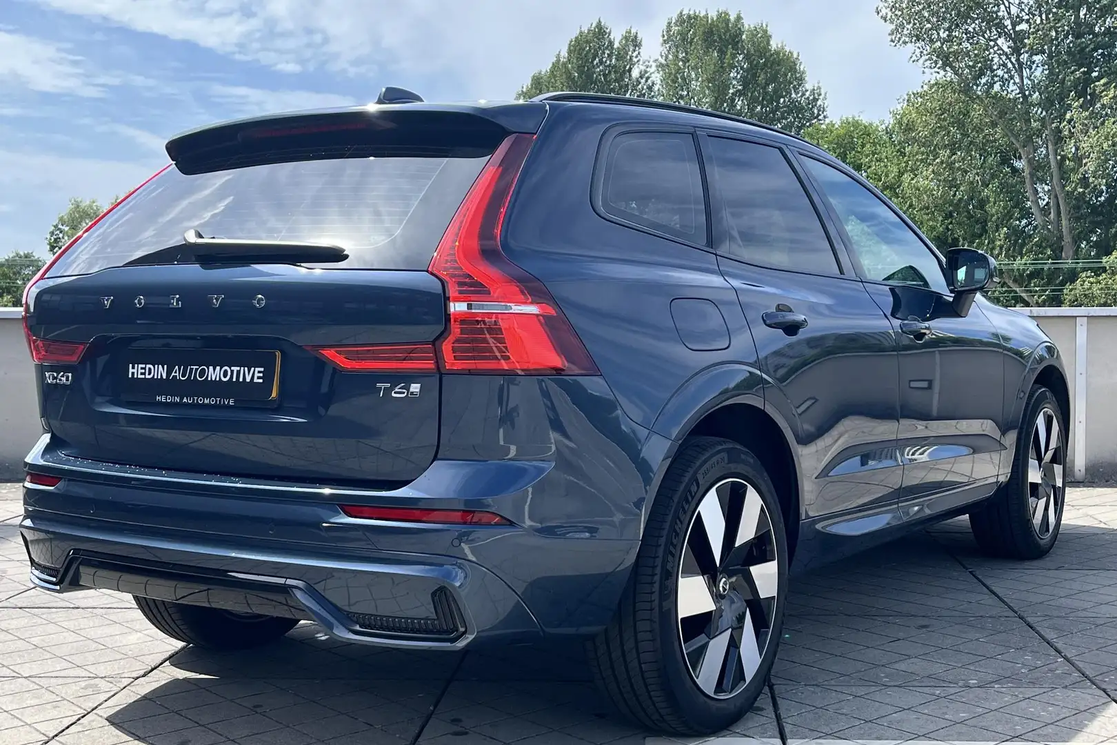 Volvo XC60 2.0 T6 Plug-in hybrid AWD Plus Dark Panoramadak | Blauw - 2