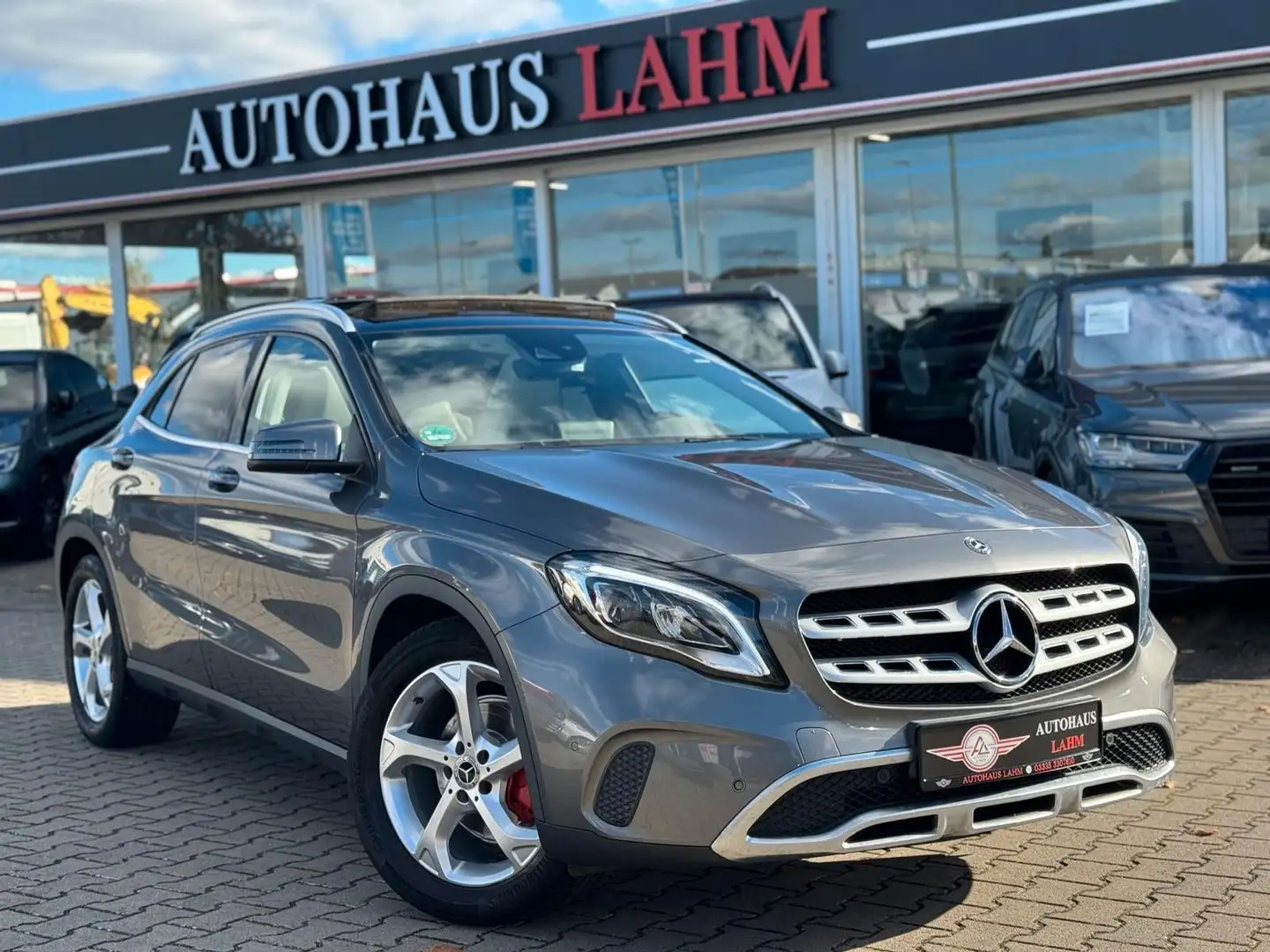 Mercedes-Benz GLA 180 GLA180 Licht PAKET"PANORAMA"KAMERA"NAVI"TEMPOMAT Grau - 1